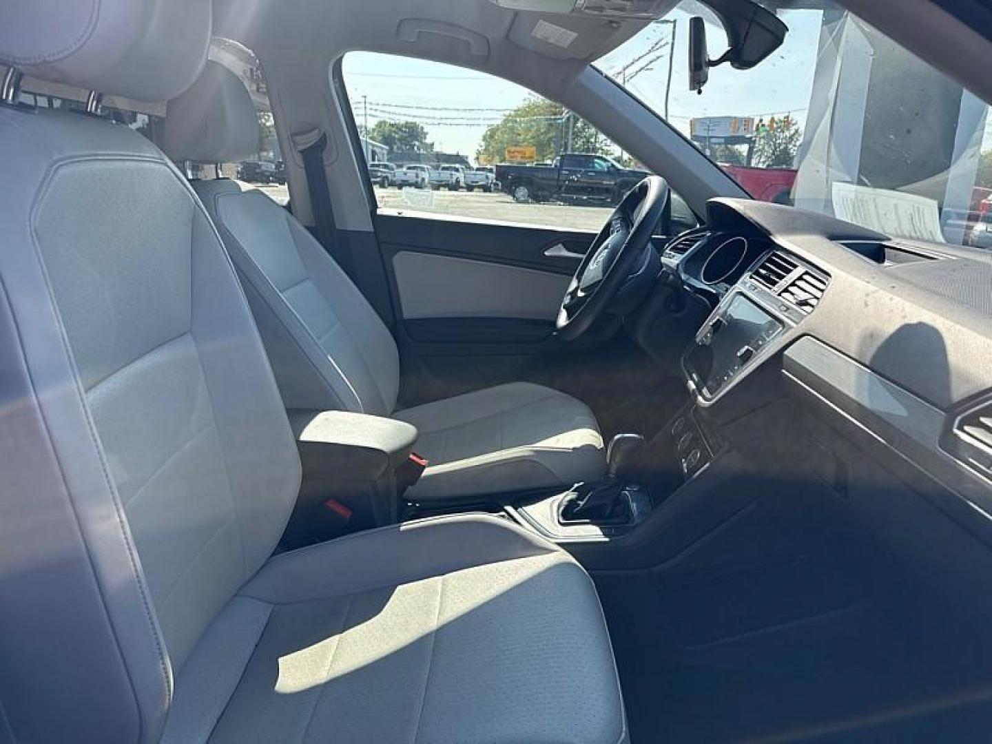 2020 GRAY /GRAY Volkswagen Tiguan SEL (3VV3B7AX2LM) with an 2.0L L4 DOHC 16V TURBO engine, 8A transmission, located at 3304 Woodville Road, Northwood, OH, 43619, (419) 210-8019, 41.612694, -83.480743 - Your #1 Destination for Auto Loans and mdash;No Matter Your Credit!At our dealership, we believe everyone deserves the opportunity to drive their dream car and mdash;whether you have good credit, bad credit, or no credit at all. With a wide selection of hundreds of cars, trucks, and SUVs, you'll fin - Photo#18