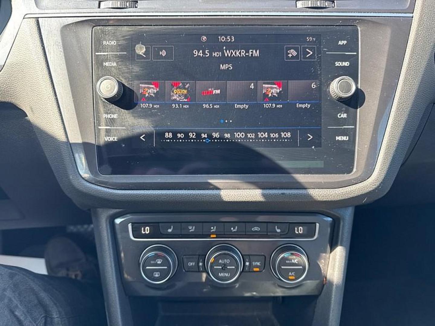 2020 GRAY /GRAY Volkswagen Tiguan SEL (3VV3B7AX2LM) with an 2.0L L4 DOHC 16V TURBO engine, 8A transmission, located at 3304 Woodville Road, Northwood, OH, 43619, (419) 210-8019, 41.612694, -83.480743 - Your #1 Destination for Auto Loans and mdash;No Matter Your Credit!At our dealership, we believe everyone deserves the opportunity to drive their dream car and mdash;whether you have good credit, bad credit, or no credit at all. With a wide selection of hundreds of cars, trucks, and SUVs, you'll fin - Photo#23