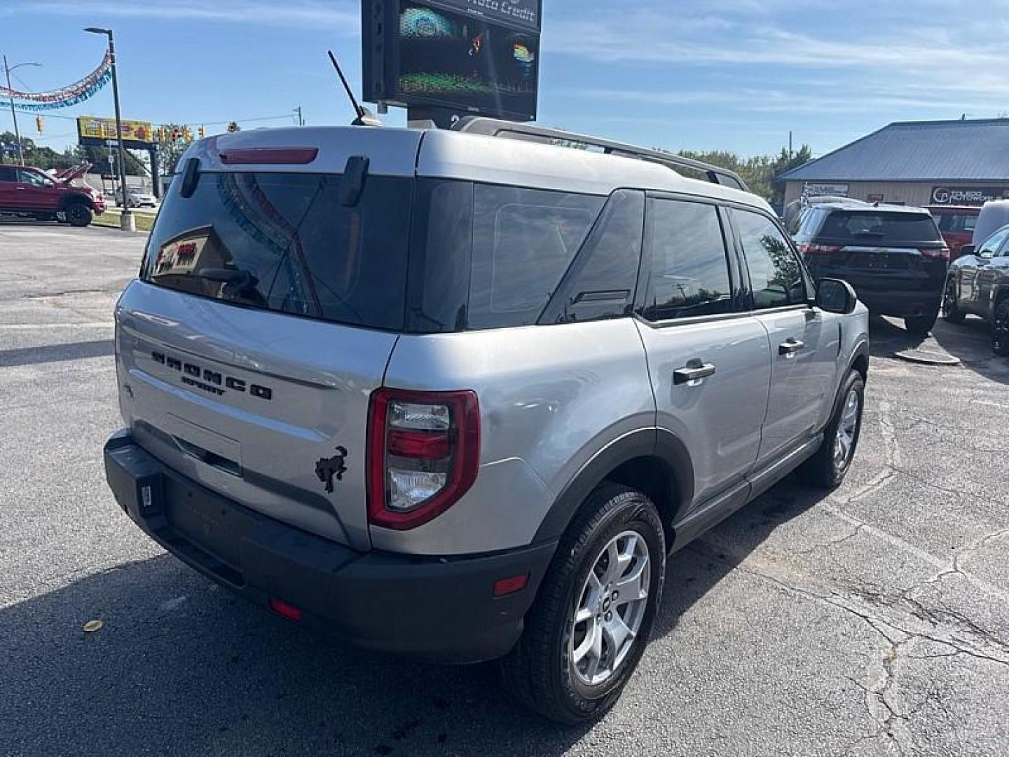 2021 SILVER /BLACK Ford Bronco Sport Base (3FMCR9A69MR) with an 1.5L L3 engine, 8A transmission, located at 3304 Woodville Road, Northwood, OH, 43619, (419) 210-8019, 41.612694, -83.480743 - Your #1 Destination for Auto Loans and mdash;No Matter Your Credit!At our dealership, we believe everyone deserves the opportunity to drive their dream car and mdash;whether you have good credit, bad credit, or no credit at all. With a wide selection of hundreds of cars, trucks, and SUVs, you'll fin - Photo#4