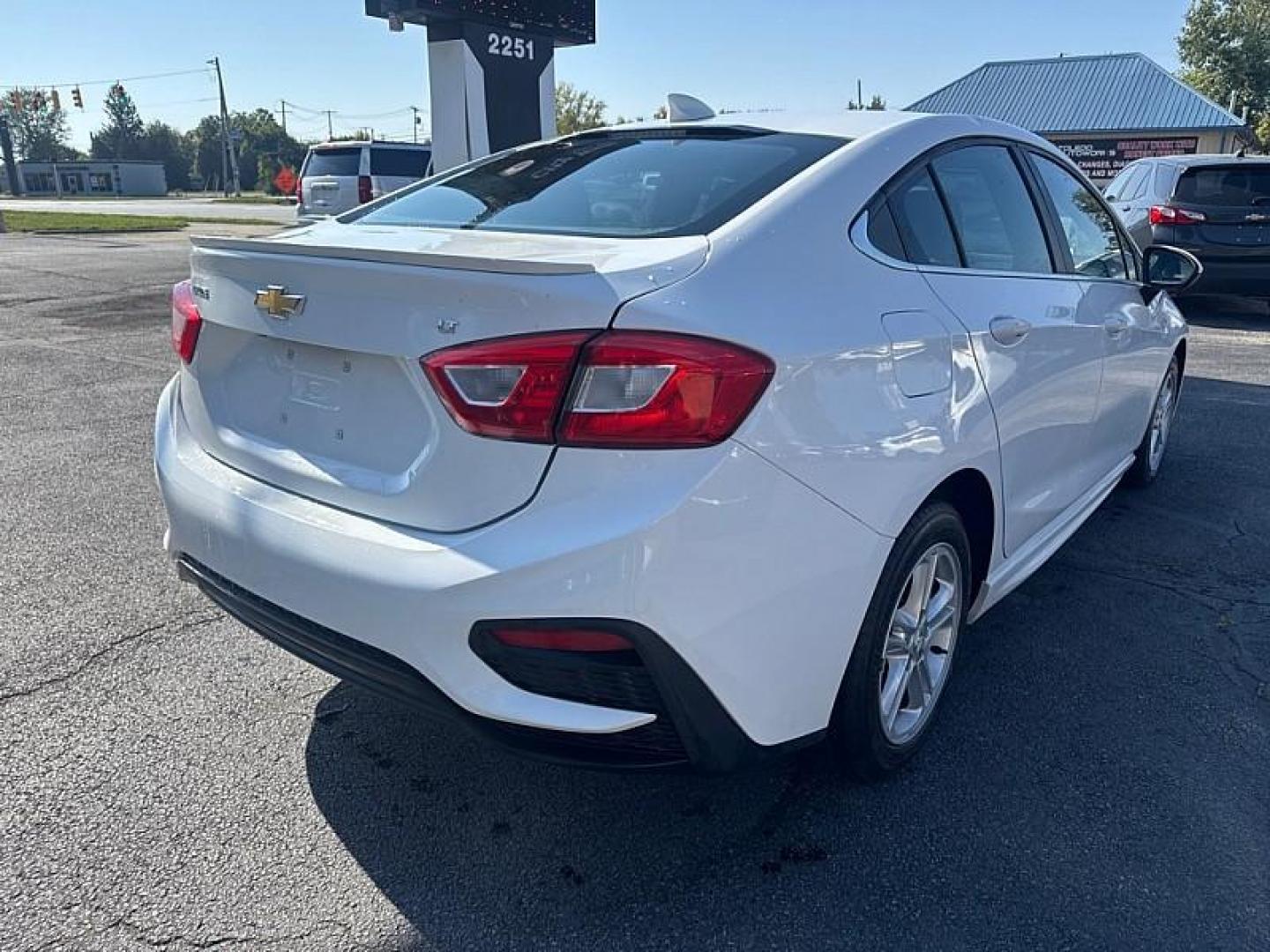 2018 WHITE /BLACK Chevrolet Cruze LT Auto (1G1BE5SM8J7) with an 1.4L L4 DOHC 16V TURBO engine, 6A transmission, located at 3304 Woodville Road, Northwood, OH, 43619, (419) 210-8019, 41.612694, -83.480743 - Photo#4