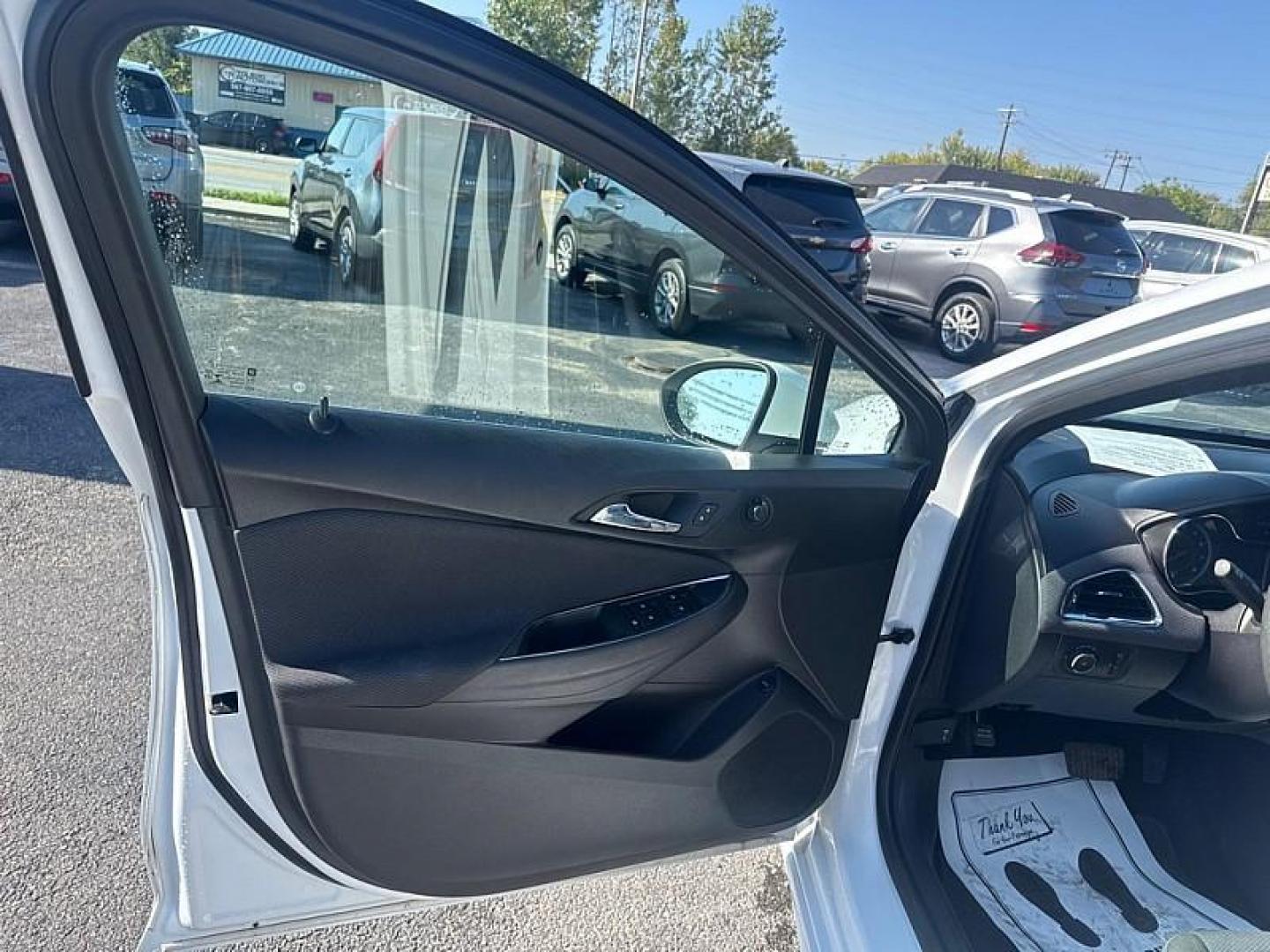 2018 WHITE /BLACK Chevrolet Cruze LT Auto (1G1BE5SM8J7) with an 1.4L L4 DOHC 16V TURBO engine, 6A transmission, located at 3304 Woodville Road, Northwood, OH, 43619, (419) 210-8019, 41.612694, -83.480743 - Photo#8