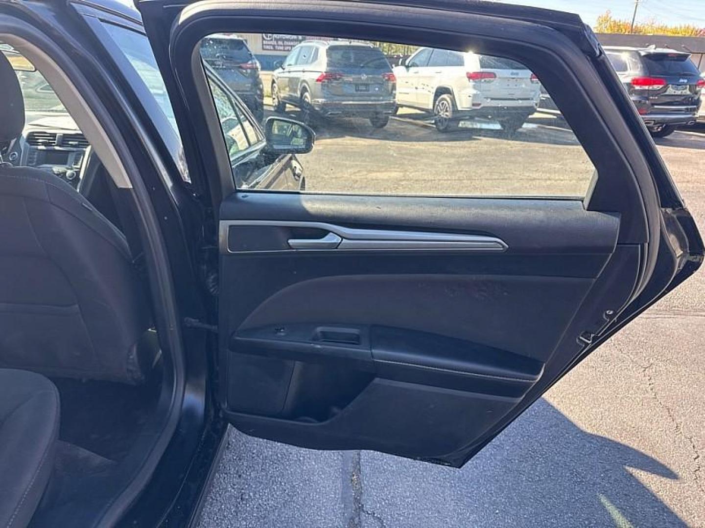 2018 BLACK /BLACK Ford Fusion SE (3FA6P0H75JR) with an 2.5L L4 DOHC 16V engine, 6A transmission, located at 3304 Woodville Road, Northwood, OH, 43619, (419) 210-8019, 41.612694, -83.480743 - Photo#13