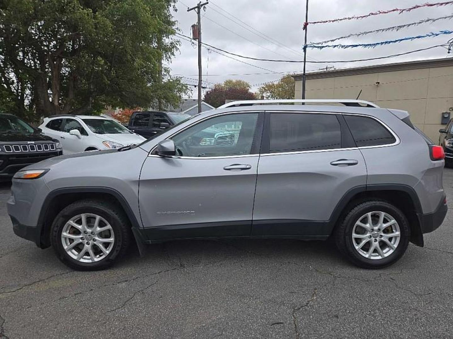 2015 SILVER Jeep Cherokee Latitude 4WD (1C4PJMCS8FW) with an 3.2L V6 DOHC 24V engine, 9-Speed Automatic transmission, located at 3304 Woodville Road, Northwood, OH, 43619, (419) 210-8019, 41.612694, -83.480743 - Your #1 Destination for Auto Loans and mdash;No Matter Your Credit!At our dealership, we believe everyone deserves the opportunity to drive their dream car and mdash;whether you have good credit, bad credit, or no credit at all. With a wide selection of hundreds of cars, trucks, and SUVs, you'll fin - Photo#2