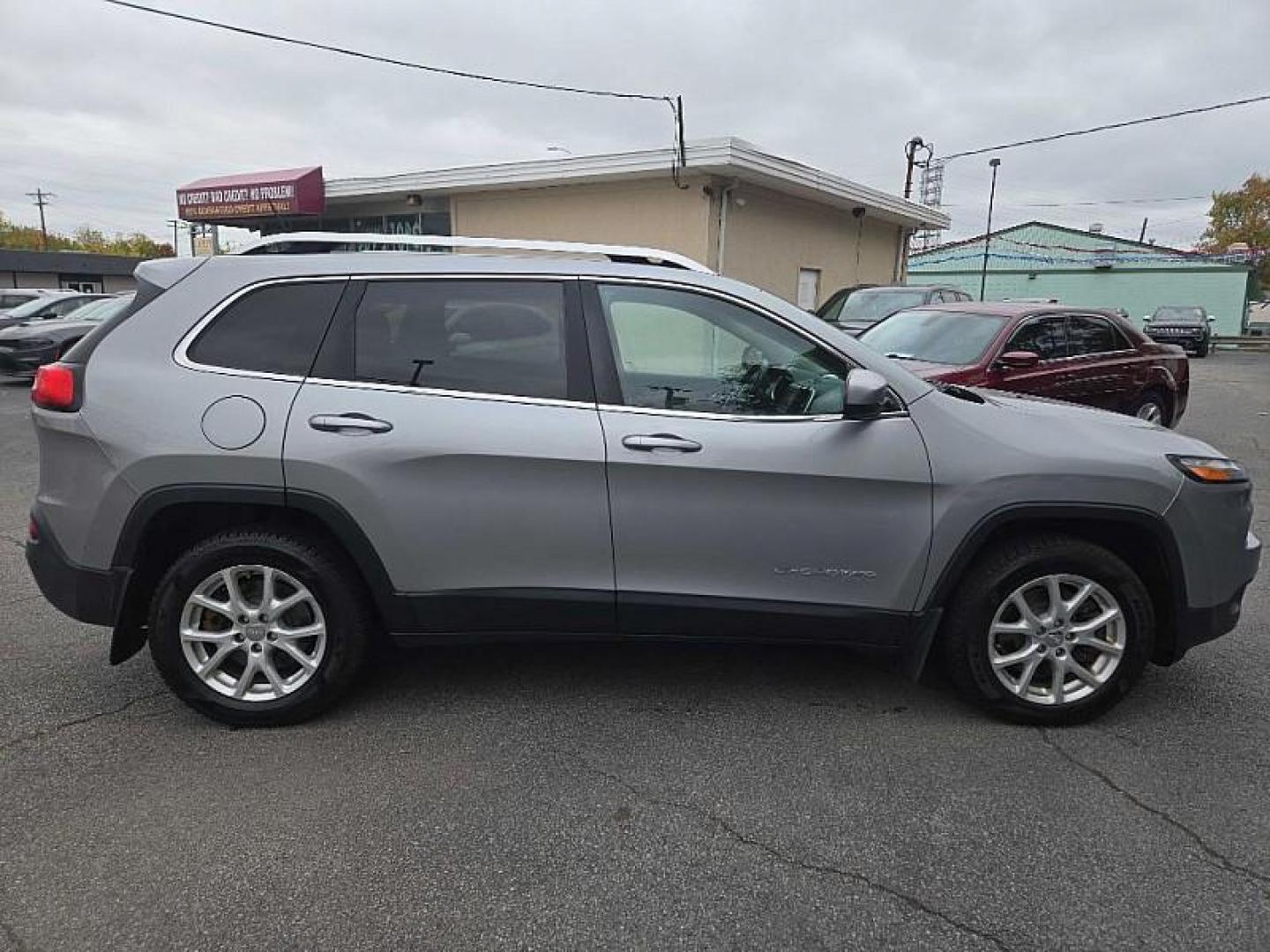 2015 SILVER Jeep Cherokee Latitude 4WD (1C4PJMCS8FW) with an 3.2L V6 DOHC 24V engine, 9-Speed Automatic transmission, located at 3304 Woodville Road, Northwood, OH, 43619, (419) 210-8019, 41.612694, -83.480743 - Your #1 Destination for Auto Loans and mdash;No Matter Your Credit!At our dealership, we believe everyone deserves the opportunity to drive their dream car and mdash;whether you have good credit, bad credit, or no credit at all. With a wide selection of hundreds of cars, trucks, and SUVs, you'll fin - Photo#5