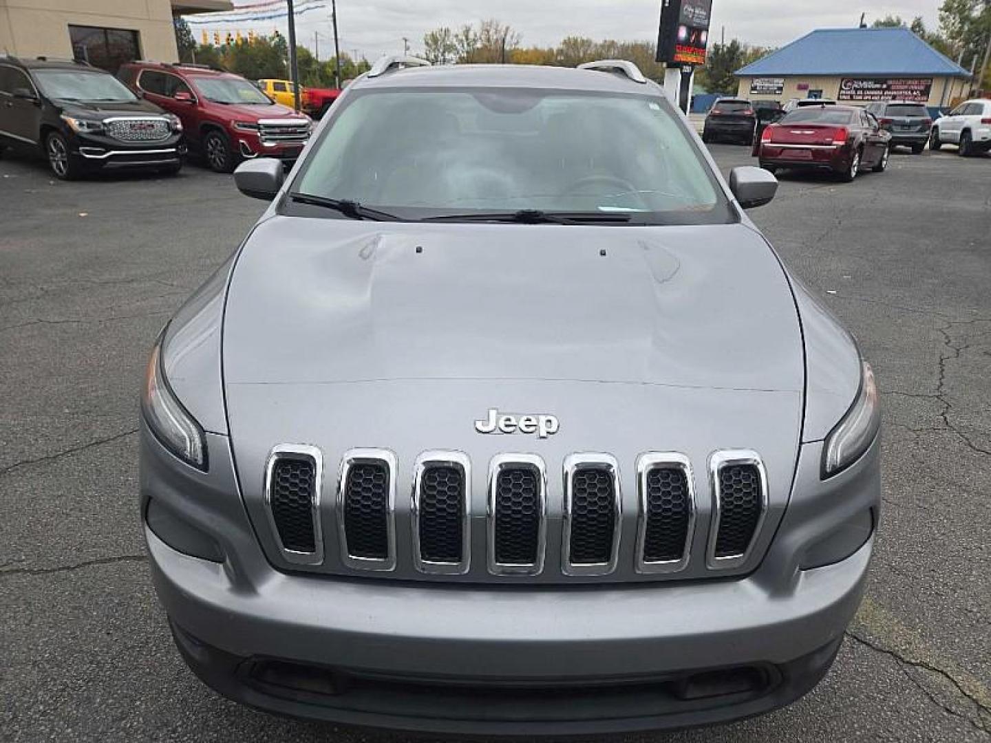 2015 SILVER Jeep Cherokee Latitude 4WD (1C4PJMCS8FW) with an 3.2L V6 DOHC 24V engine, 9-Speed Automatic transmission, located at 3304 Woodville Road, Northwood, OH, 43619, (419) 210-8019, 41.612694, -83.480743 - Your #1 Destination for Auto Loans and mdash;No Matter Your Credit!At our dealership, we believe everyone deserves the opportunity to drive their dream car and mdash;whether you have good credit, bad credit, or no credit at all. With a wide selection of hundreds of cars, trucks, and SUVs, you'll fin - Photo#7