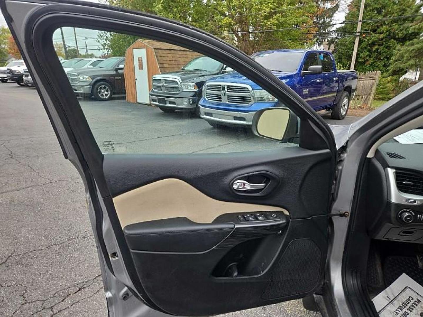 2015 SILVER Jeep Cherokee Latitude 4WD (1C4PJMCS8FW) with an 3.2L V6 DOHC 24V engine, 9-Speed Automatic transmission, located at 3304 Woodville Road, Northwood, OH, 43619, (419) 210-8019, 41.612694, -83.480743 - Your #1 Destination for Auto Loans and mdash;No Matter Your Credit!At our dealership, we believe everyone deserves the opportunity to drive their dream car and mdash;whether you have good credit, bad credit, or no credit at all. With a wide selection of hundreds of cars, trucks, and SUVs, you'll fin - Photo#8