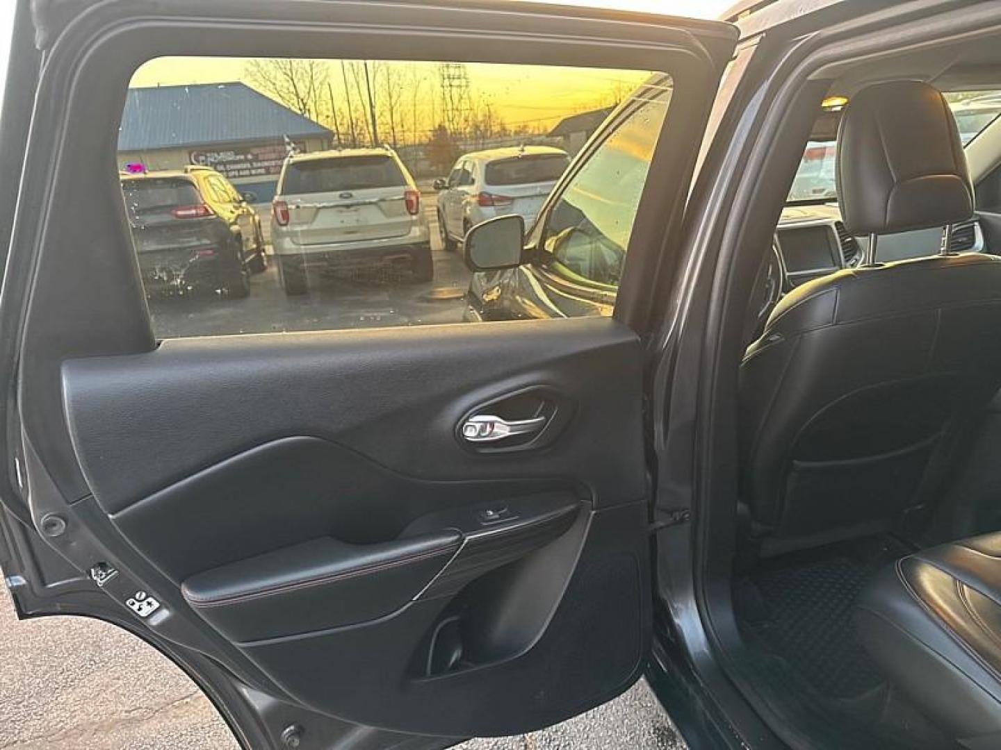 2016 GRAY /BLACK Jeep Cherokee Trailhawk 4WD (1C4PJMBS4GW) with an 3.2L V6 DOHC 24V engine, 9A transmission, located at 3304 Woodville Road, Northwood, OH, 43619, (419) 210-8019, 41.612694, -83.480743 - Photo#10