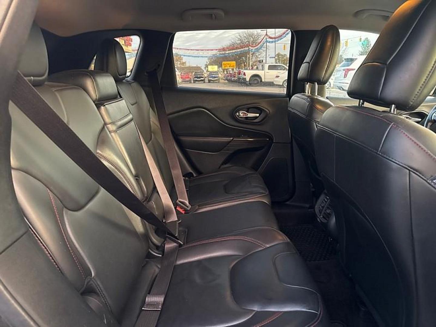 2016 GRAY /BLACK Jeep Cherokee Trailhawk 4WD (1C4PJMBS4GW) with an 3.2L V6 DOHC 24V engine, 9A transmission, located at 3304 Woodville Road, Northwood, OH, 43619, (419) 210-8019, 41.612694, -83.480743 - Photo#14