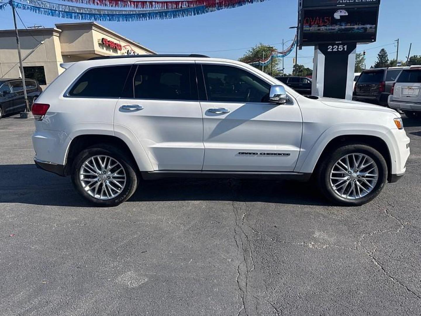 2017 WHITE /BLACK Jeep Grand Cherokee Summit 4WD (1C4RJFJG3HC) with an 3.6L V6 DOHC 24V engine, 8A transmission, located at 3304 Woodville Road, Northwood, OH, 43619, (419) 210-8019, 41.612694, -83.480743 - Photo#5