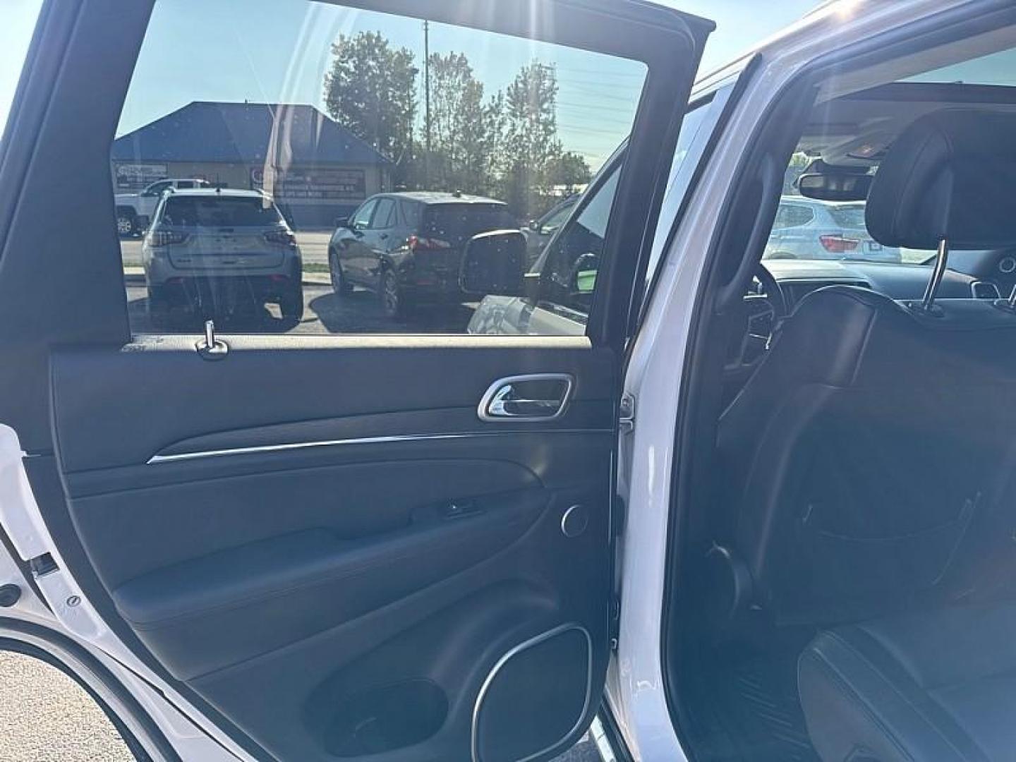 2017 WHITE /BLACK Jeep Grand Cherokee Summit 4WD (1C4RJFJG3HC) with an 3.6L V6 DOHC 24V engine, 8A transmission, located at 3304 Woodville Road, Northwood, OH, 43619, (419) 210-8019, 41.612694, -83.480743 - Photo#10