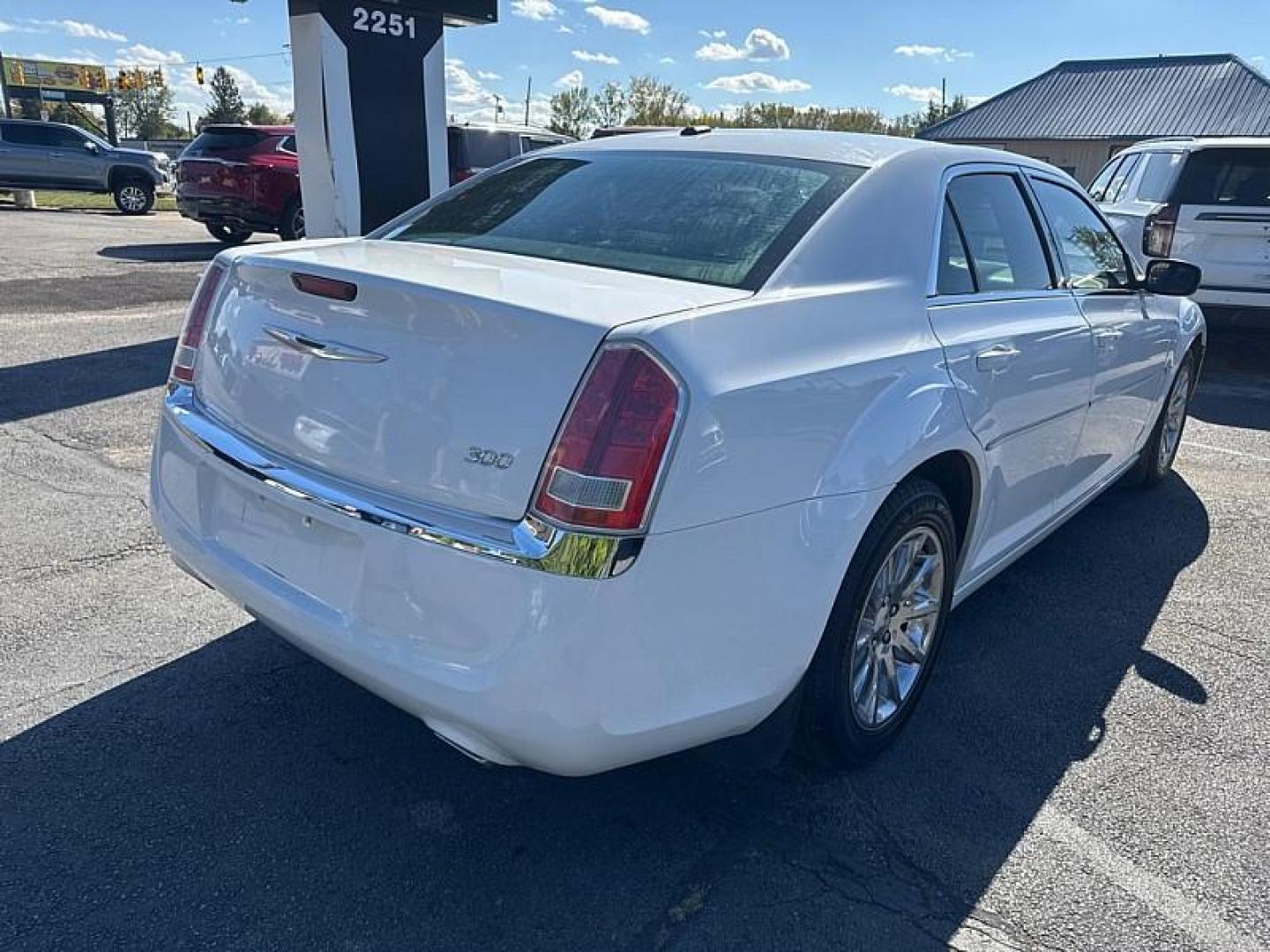 2014 WHITE /BLACK Chrysler 300 RWD (2C3CCAAGXEH) with an 3.6L V6 SOHC 24V engine, 8-Speed Automatic transmission, located at 3304 Woodville Road, Northwood, OH, 43619, (419) 210-8019, 41.612694, -83.480743 - Photo#4