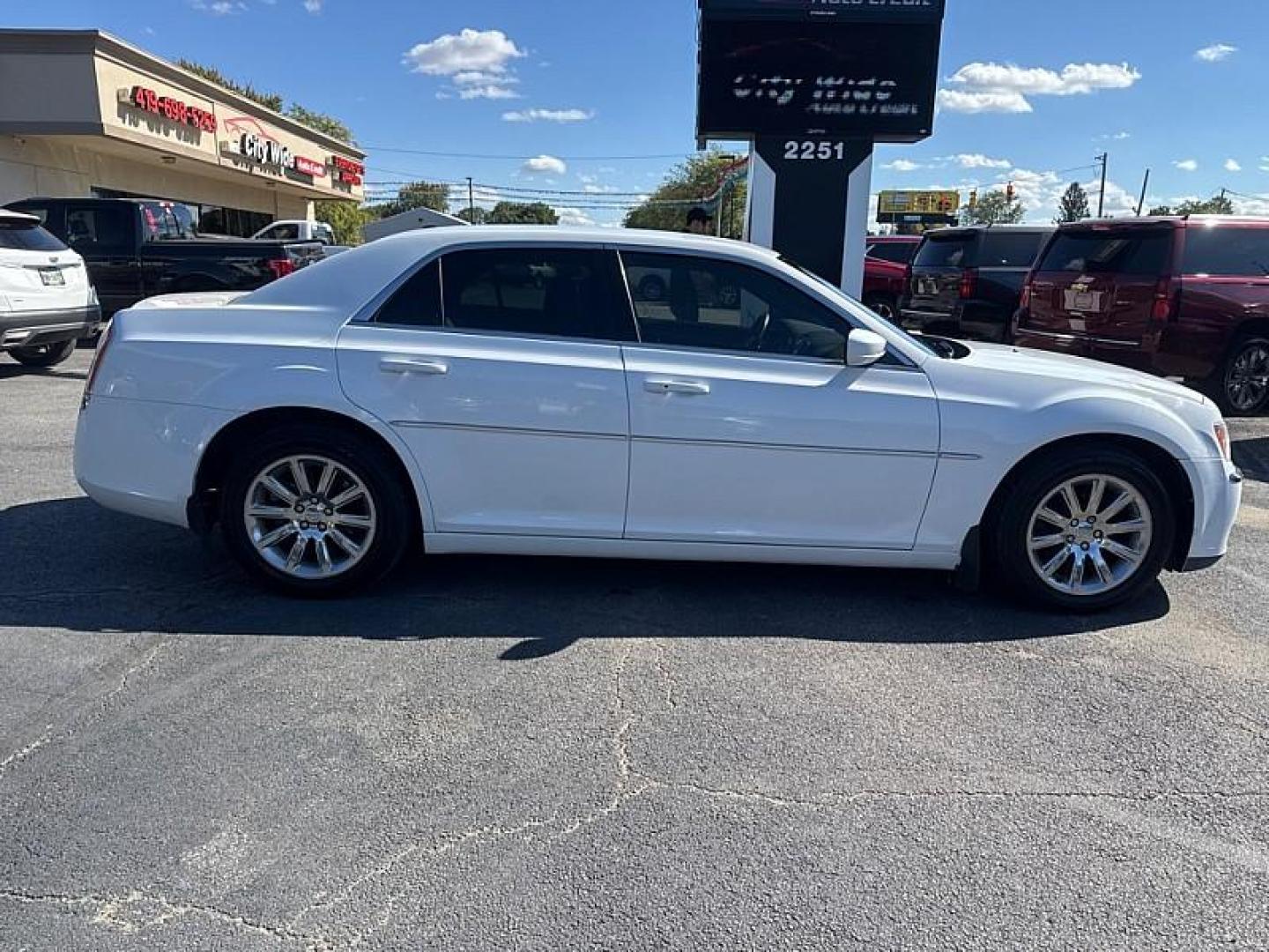 2014 WHITE /BLACK Chrysler 300 RWD (2C3CCAAGXEH) with an 3.6L V6 SOHC 24V engine, 8-Speed Automatic transmission, located at 3304 Woodville Road, Northwood, OH, 43619, (419) 210-8019, 41.612694, -83.480743 - Photo#5