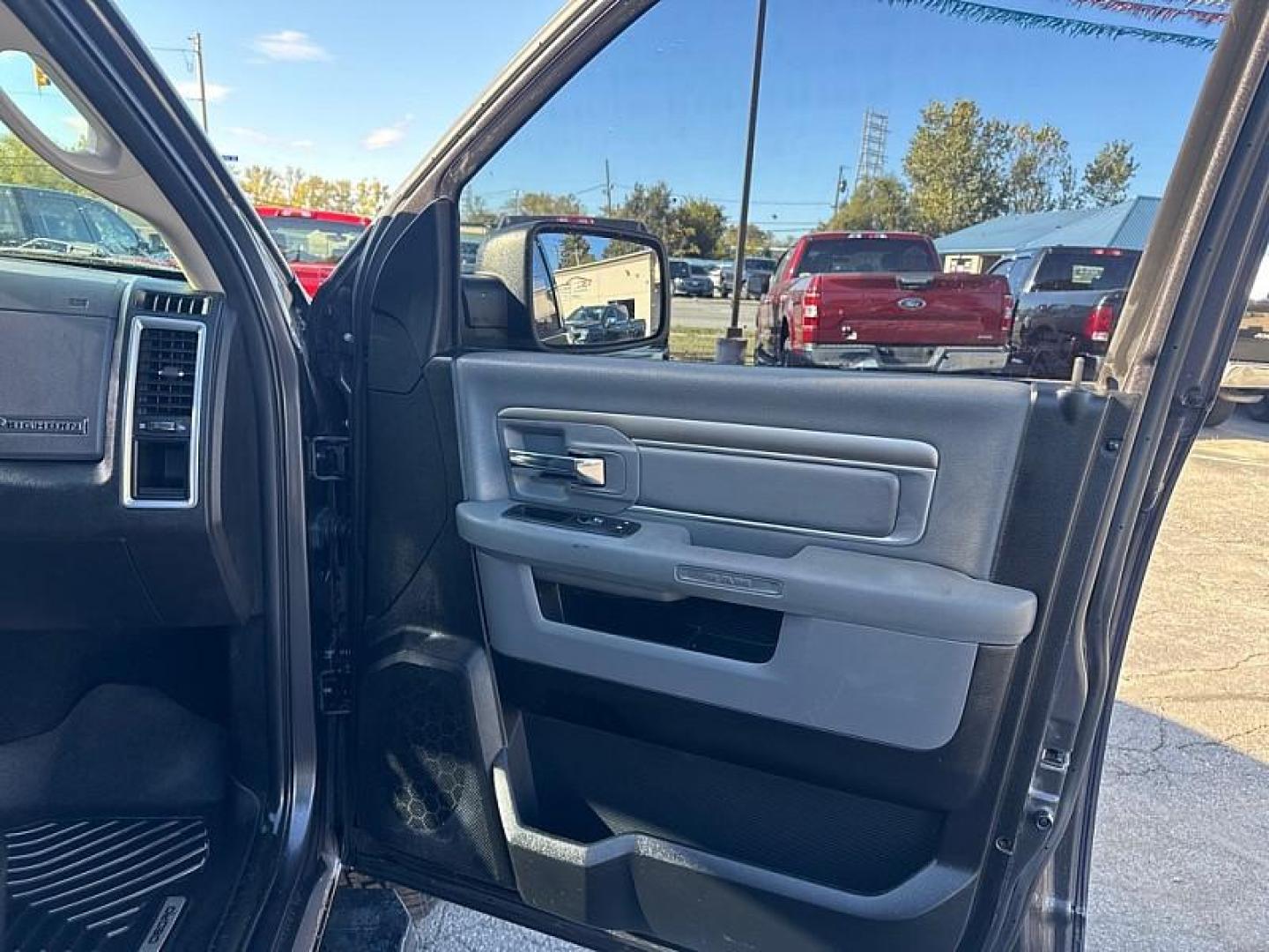 2016 GRAY /GRAY RAM 1500 SLT Crew Cab SWB 4WD (1C6RR7LG4GS) with an 3.6L V6 DOHC 24V FFV engine, 6A transmission, located at 3304 Woodville Road, Northwood, OH, 43619, (419) 210-8019, 41.612694, -83.480743 - Photo#14