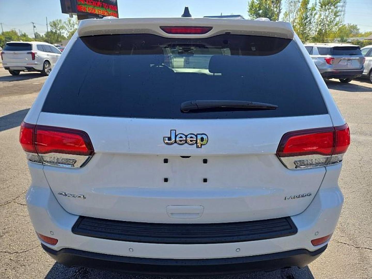 2020 WHITE /BLACK Jeep Grand Cherokee Laredo 4WD (1C4RJFAG9LC) with an 3.6L V6 DOHC 24V engine, 8A transmission, located at 3304 Woodville Road, Northwood, OH, 43619, (419) 210-8019, 41.612694, -83.480743 - Your #1 Destination for Auto Loans and mdash;No Matter Your Credit!At our dealership, we believe everyone deserves the opportunity to drive their dream car and mdash;whether you have good credit, bad credit, or no credit at all. With a wide selection of hundreds of cars, trucks, and SUVs, you'll fin - Photo#3