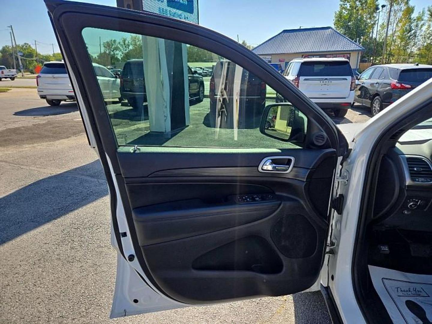 2020 WHITE /BLACK Jeep Grand Cherokee Laredo 4WD (1C4RJFAG9LC) with an 3.6L V6 DOHC 24V engine, 8A transmission, located at 3304 Woodville Road, Northwood, OH, 43619, (419) 210-8019, 41.612694, -83.480743 - Your #1 Destination for Auto Loans and mdash;No Matter Your Credit!At our dealership, we believe everyone deserves the opportunity to drive their dream car and mdash;whether you have good credit, bad credit, or no credit at all. With a wide selection of hundreds of cars, trucks, and SUVs, you'll fin - Photo#8