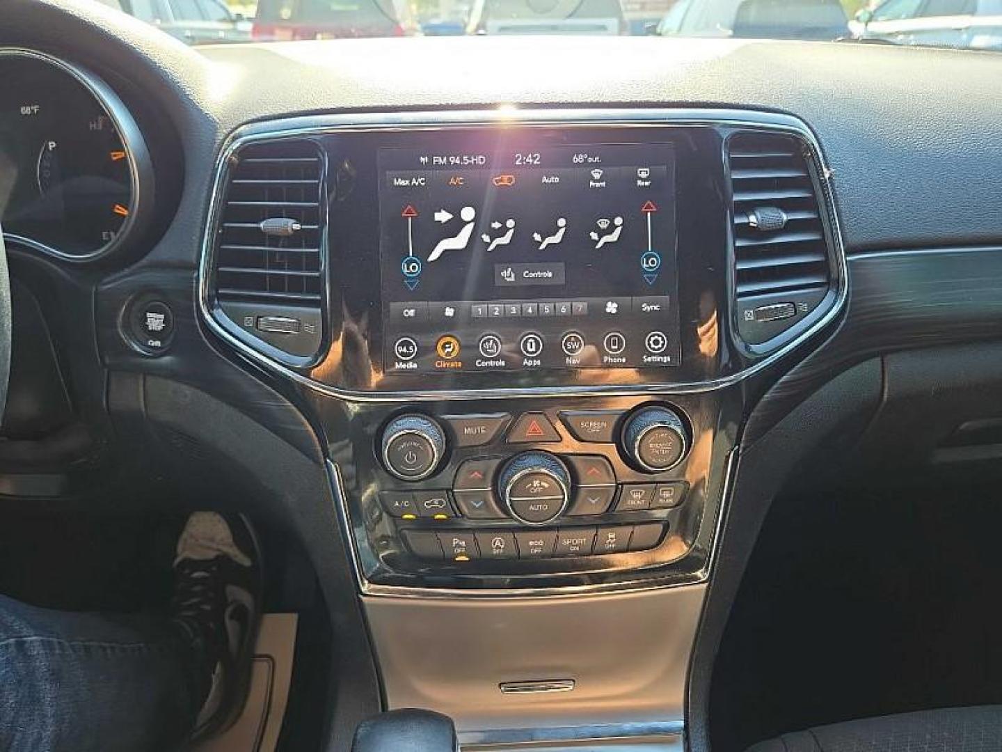 2020 WHITE /BLACK Jeep Grand Cherokee Laredo 4WD (1C4RJFAG9LC) with an 3.6L V6 DOHC 24V engine, 8A transmission, located at 3304 Woodville Road, Northwood, OH, 43619, (419) 210-8019, 41.612694, -83.480743 - Your #1 Destination for Auto Loans and mdash;No Matter Your Credit!At our dealership, we believe everyone deserves the opportunity to drive their dream car and mdash;whether you have good credit, bad credit, or no credit at all. With a wide selection of hundreds of cars, trucks, and SUVs, you'll fin - Photo#20