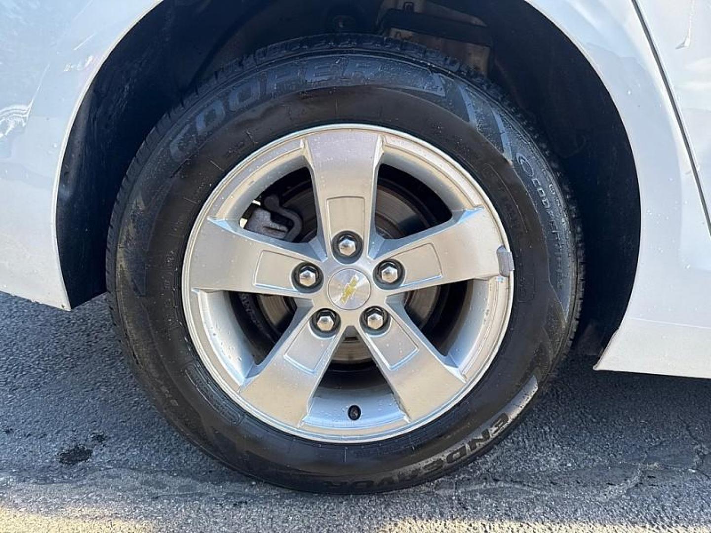 2013 WHITE /GRAY Chevrolet Malibu LS (1G11B5SA1DF) with an 2.5L L4 DOHC 16V engine, 6-Speed Automatic transmission, located at 3304 Woodville Road, Northwood, OH, 43619, (419) 210-8019, 41.612694, -83.480743 - Your #1 Destination for Auto Loans and mdash;No Matter Your Credit!At our dealership, we believe everyone deserves the opportunity to drive their dream car and mdash;whether you have good credit, bad credit, or no credit at all. With a wide selection of hundreds of cars, trucks, and SUVs, you'll fin - Photo#17