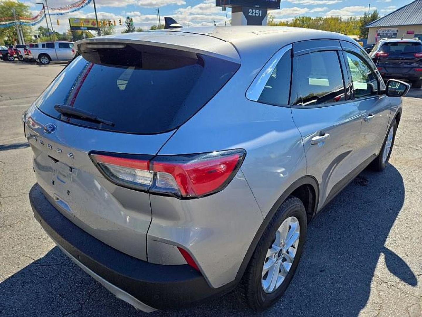 2021 SILVER /BLACK Ford Escape SE (1FMCU0G63MU) with an 1.5L L3 engine, 6A transmission, located at 3304 Woodville Road, Northwood, OH, 43619, (419) 210-8019, 41.612694, -83.480743 - Photo#4
