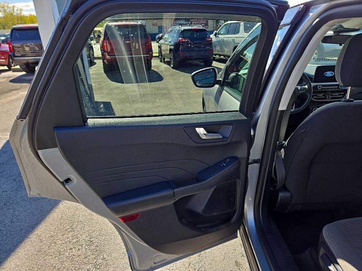 2021 SILVER /BLACK Ford Escape SE (1FMCU0G63MU) with an 1.5L L3 engine, 6A transmission, located at 3304 Woodville Road, Northwood, OH, 43619, (419) 210-8019, 41.612694, -83.480743 - Photo#10