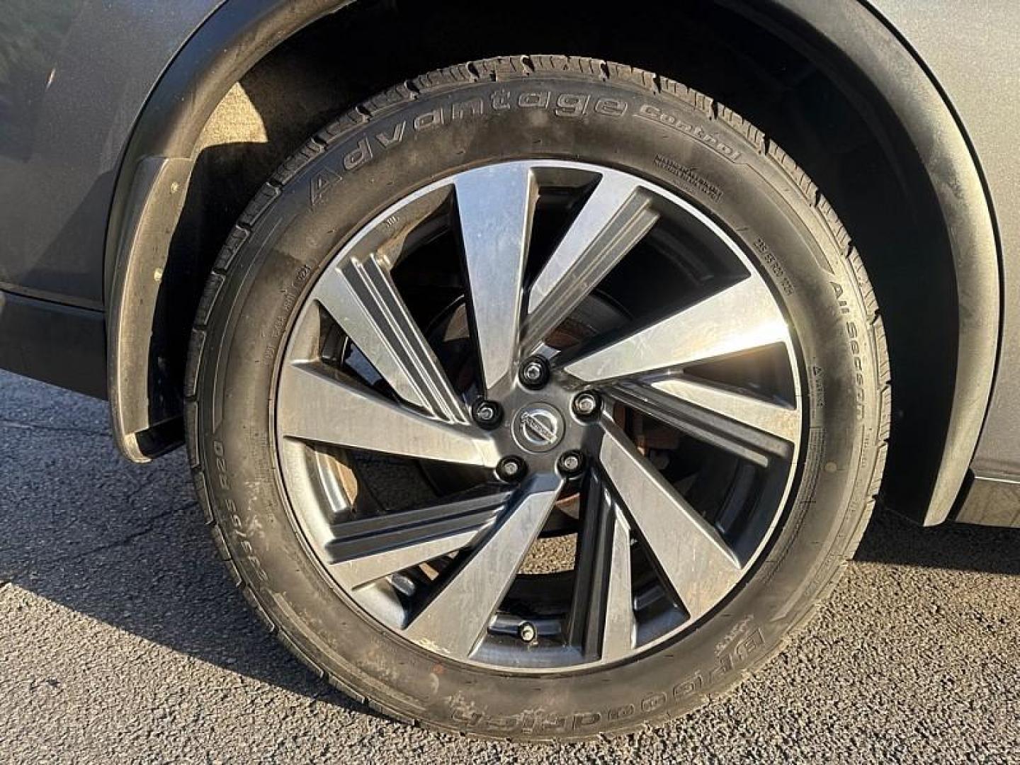 2017 GRAY /BLACK Nissan Murano Platinum AWD (5N1AZ2MH2HN) with an 3.5L V6 DOHC 24V engine, CVT transmission, located at 3304 Woodville Road, Northwood, OH, 43619, (419) 210-8019, 41.612694, -83.480743 - Your #1 Destination for Auto Loans and mdash;No Matter Your Credit!At our dealership, we believe everyone deserves the opportunity to drive their dream car and mdash;whether you have good credit, bad credit, or no credit at all. With a wide selection of hundreds of cars, trucks, and SUVs, you'll fin - Photo#17