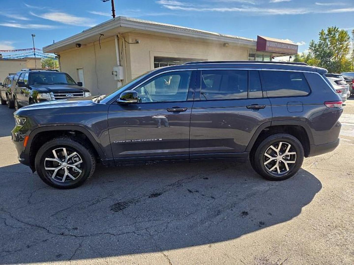 2024 BLACK /BLACK Jeep Grand Cherokee L Limited 4WD (1C4RJKBG6R8) with an 3.6L V6 DOHC 24V engine, 8A transmission, located at 3304 Woodville Road, Northwood, OH, 43619, (419) 210-8019, 41.612694, -83.480743 - Photo#1