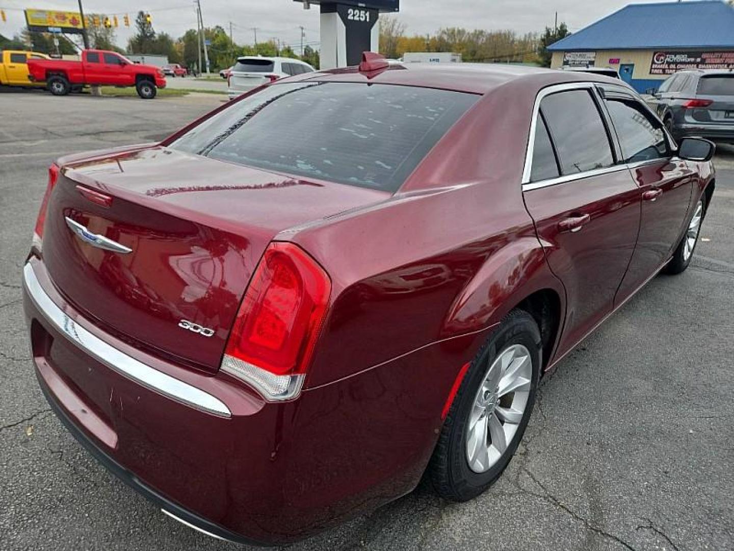 2019 RED /BLACK Chrysler 300 Touring (2C3CCAAG2KH) with an 3.6L V6 SOHC 24V engine, 8A transmission, located at 3304 Woodville Road, Northwood, OH, 43619, (419) 210-8019, 41.612694, -83.480743 - Photo#4