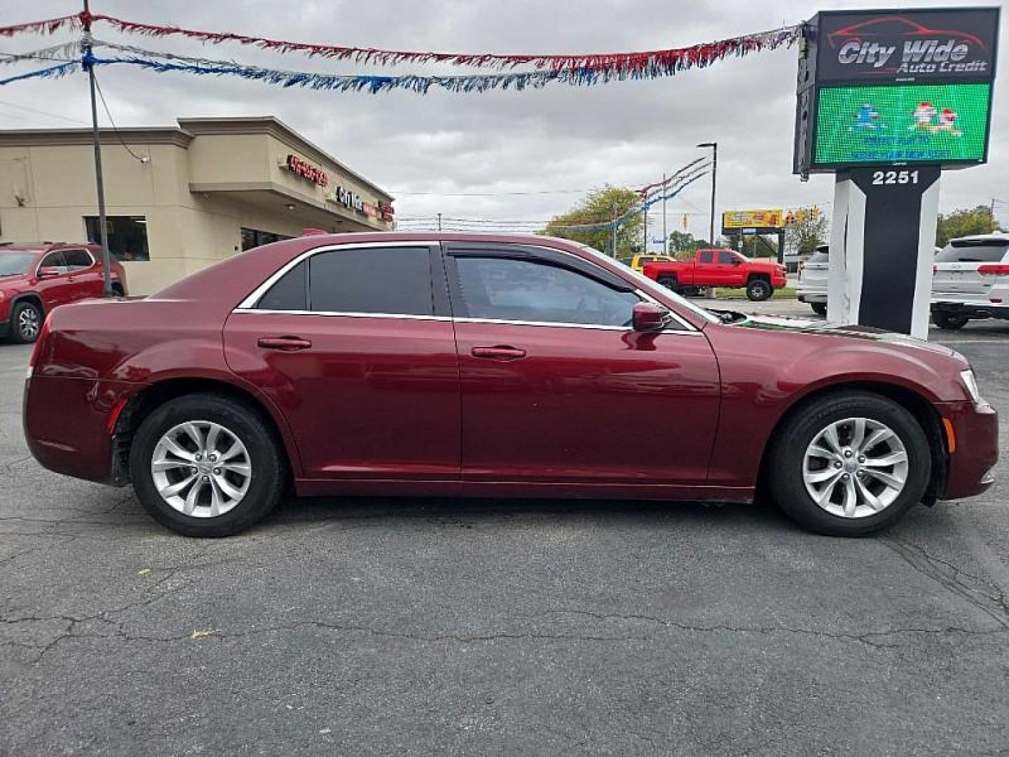 2019 RED /BLACK Chrysler 300 Touring (2C3CCAAG2KH) with an 3.6L V6 SOHC 24V engine, 8A transmission, located at 3304 Woodville Road, Northwood, OH, 43619, (419) 210-8019, 41.612694, -83.480743 - Photo#5