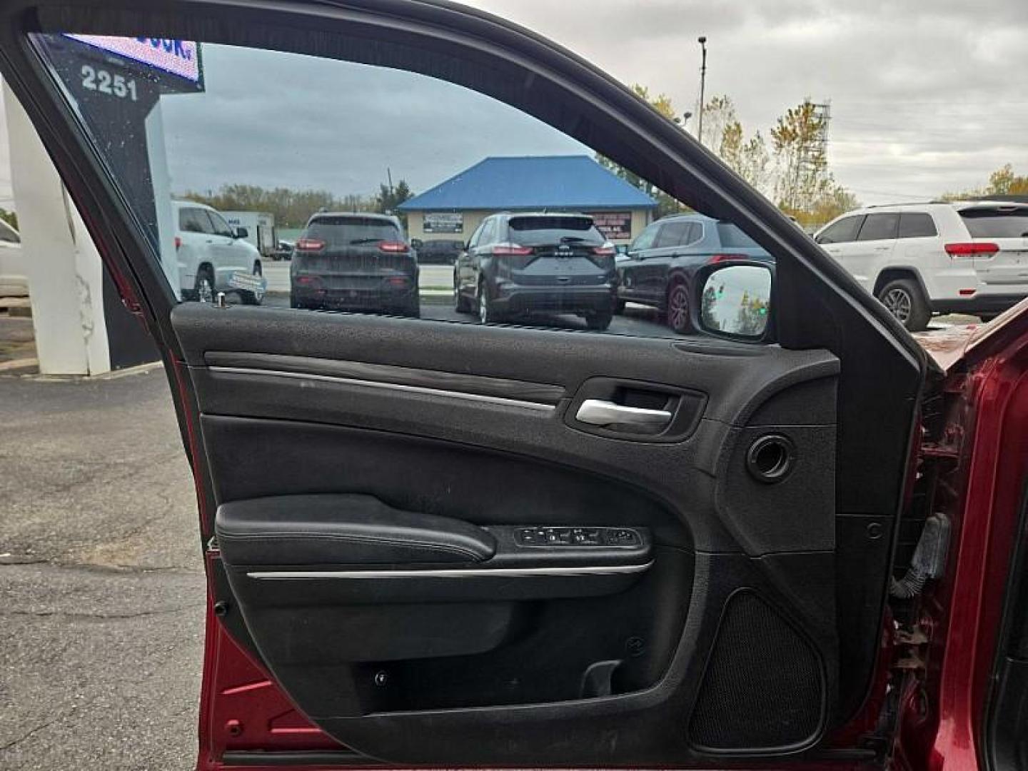 2019 RED /BLACK Chrysler 300 Touring (2C3CCAAG2KH) with an 3.6L V6 SOHC 24V engine, 8A transmission, located at 3304 Woodville Road, Northwood, OH, 43619, (419) 210-8019, 41.612694, -83.480743 - Photo#8