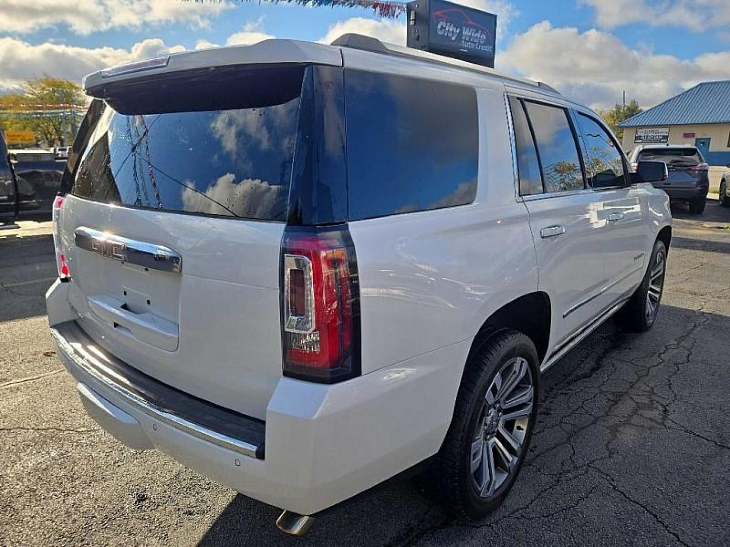 2018 WHITE /BEIGE GMC Yukon Denali 4WD (1GKS2CKJXJR) with an 6.2L V8 OHV 16V engine, 10A transmission, located at 3304 Woodville Road, Northwood, OH, 43619, (419) 210-8019, 41.612694, -83.480743 - Photo#4