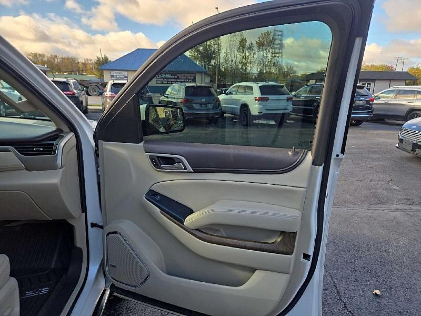 2018 WHITE /BEIGE GMC Yukon Denali 4WD (1GKS2CKJXJR) with an 6.2L V8 OHV 16V engine, 10A transmission, located at 3304 Woodville Road, Northwood, OH, 43619, (419) 210-8019, 41.612694, -83.480743 - Photo#18