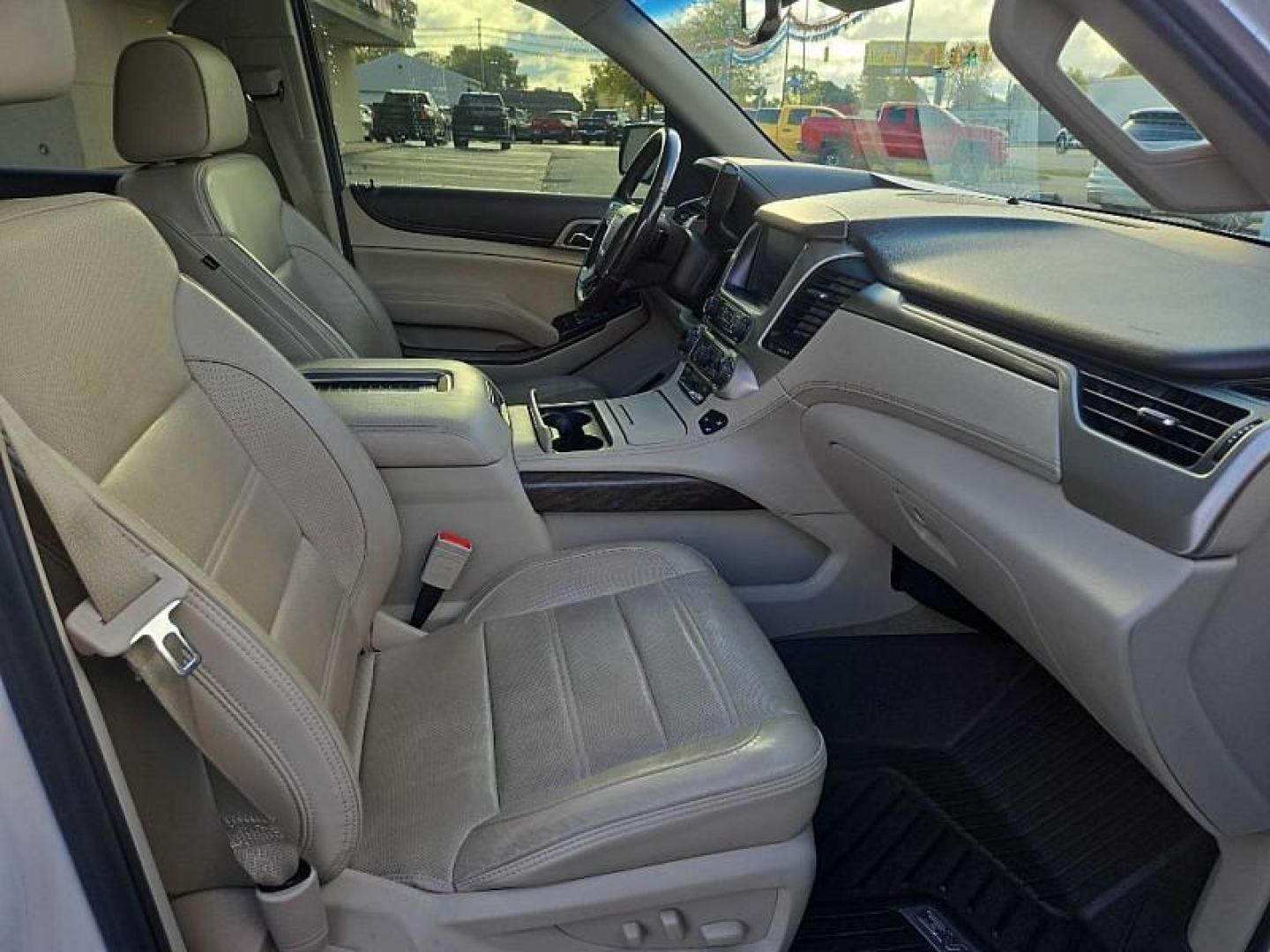2018 WHITE /BEIGE GMC Yukon Denali 4WD (1GKS2CKJXJR) with an 6.2L V8 OHV 16V engine, 10A transmission, located at 3304 Woodville Road, Northwood, OH, 43619, (419) 210-8019, 41.612694, -83.480743 - Photo#19