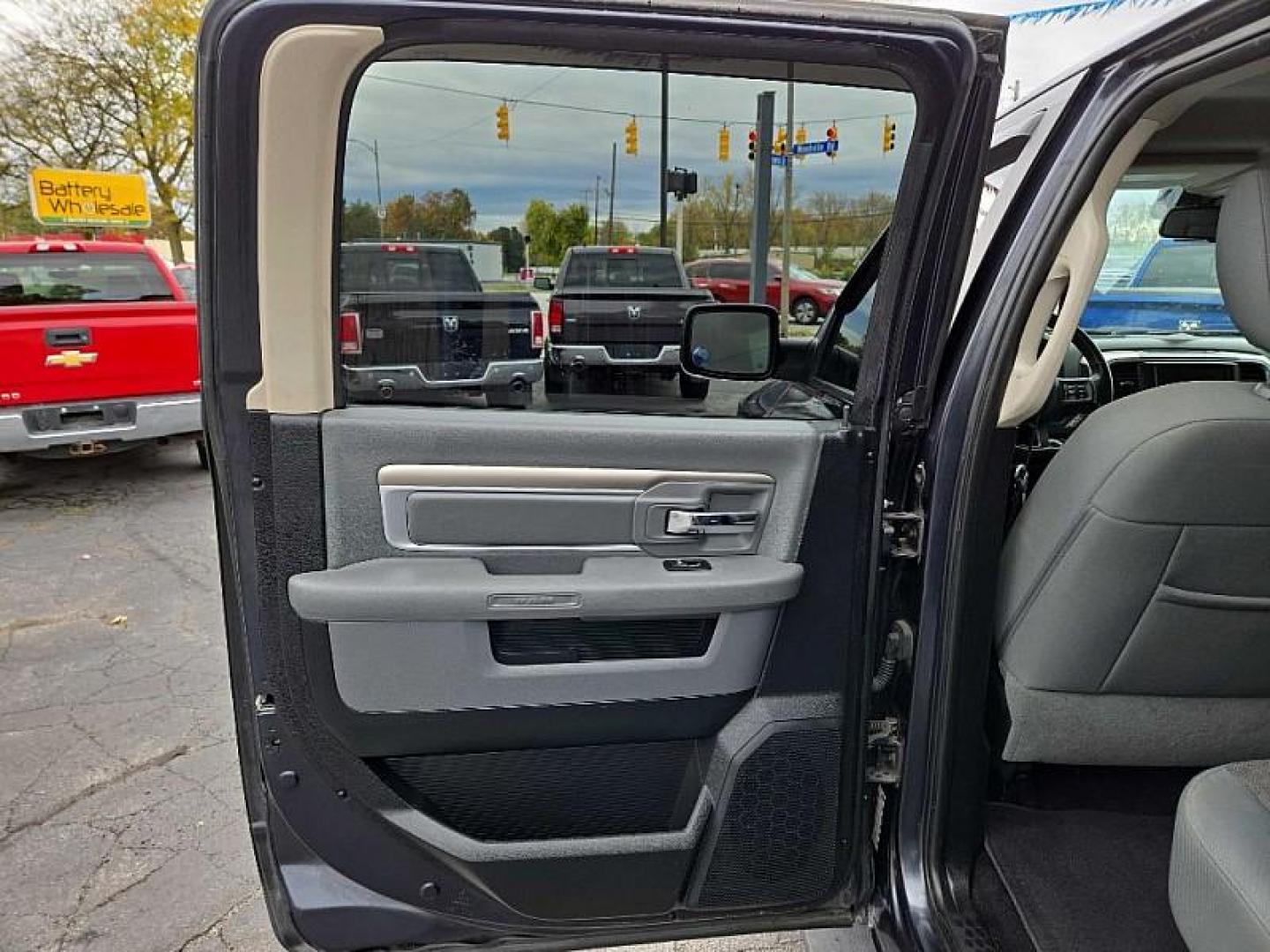 2016 GRAY /BLACK RAM 1500 SLT Crew Cab SWB 4WD (1C6RR7LT0GS) with an 5.7L V8 OHV 16V engine, 6A transmission, located at 3304 Woodville Road, Northwood, OH, 43619, (419) 210-8019, 41.612694, -83.480743 - Your #1 Destination for Auto Loans and mdash;No Matter Your Credit!At our dealership, we believe everyone deserves the opportunity to drive their dream car and mdash;whether you have good credit, bad credit, or no credit at all. With a wide selection of hundreds of cars, trucks, and SUVs, you'll fin - Photo#10