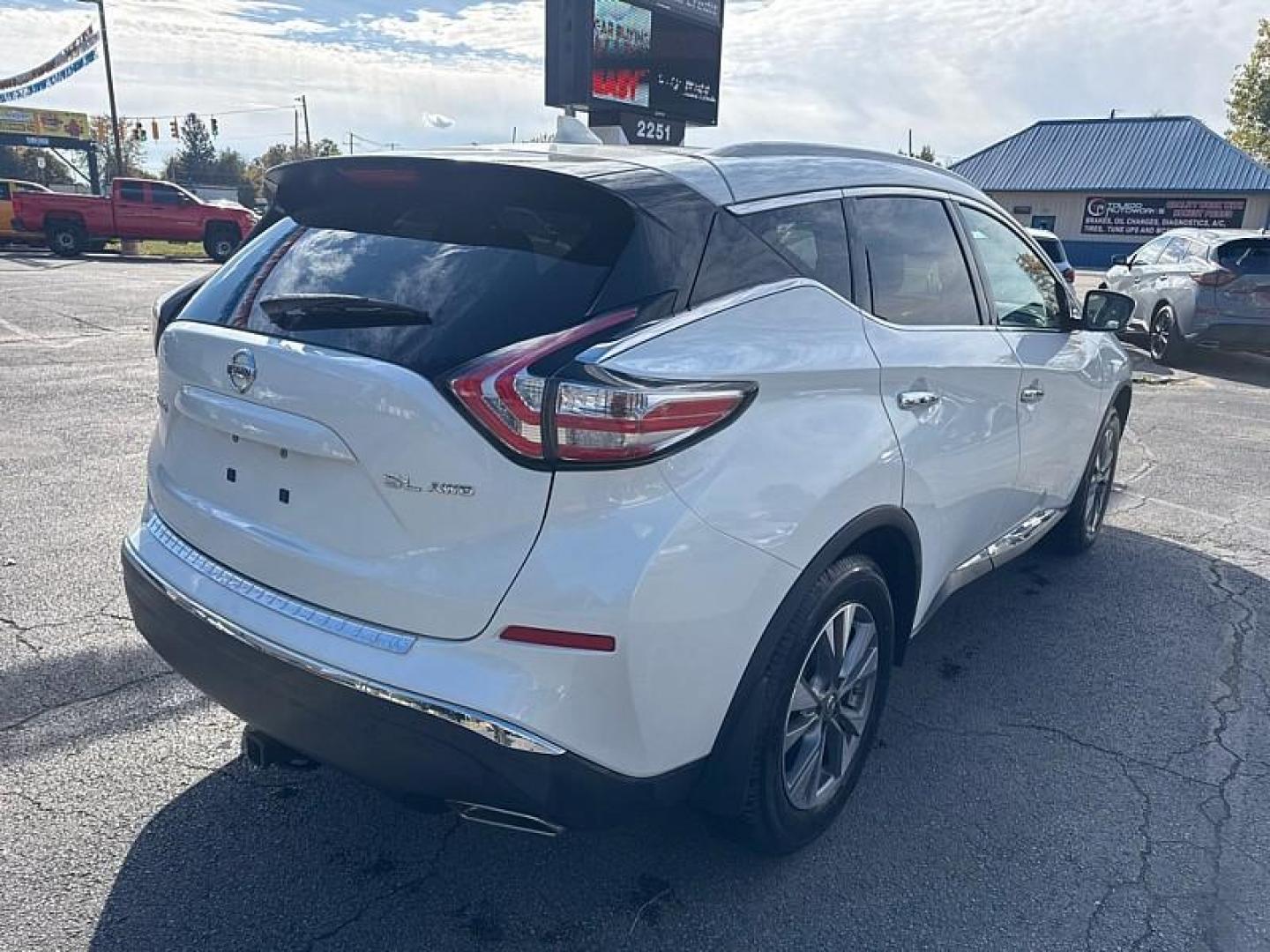 2017 WHITE /BLACK Nissan Murano Platinum AWD (5N1AZ2MH5HN) with an 3.5L V6 DOHC 24V engine, CVT transmission, located at 3304 Woodville Road, Northwood, OH, 43619, (419) 210-8019, 41.612694, -83.480743 - Your #1 Destination for Auto Loans and mdash;No Matter Your Credit!At our dealership, we believe everyone deserves the opportunity to drive their dream car and mdash;whether you have good credit, bad credit, or no credit at all. With a wide selection of hundreds of cars, trucks, and SUVs, you'll fin - Photo#4