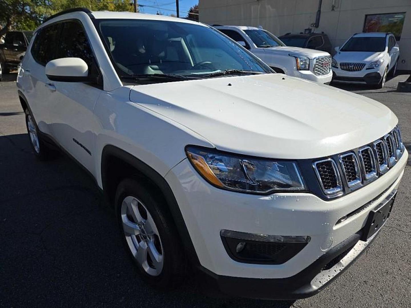 2018 WHITE /BLACK Jeep Compass Sport 4WD (3C4NJDBB0JT) with an 2.4L L4 DOHC 16V engine, Automatic 9-Spd transmission, located at 3304 Woodville Road, Northwood, OH, 43619, (419) 210-8019, 41.612694, -83.480743 - Photo#6
