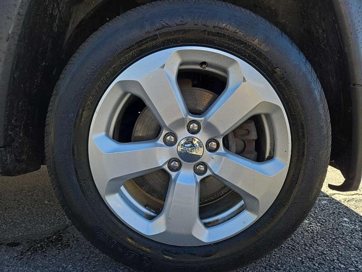 2018 WHITE /BLACK Jeep Compass Sport 4WD (3C4NJDBB0JT) with an 2.4L L4 DOHC 16V engine, Automatic 9-Spd transmission, located at 3304 Woodville Road, Northwood, OH, 43619, (419) 210-8019, 41.612694, -83.480743 - Photo#17