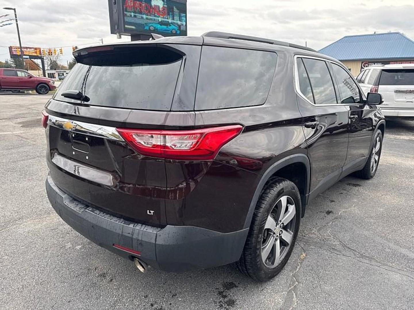 2020 RED /BLACK Chevrolet Traverse LT Leather FWD (1GNERHKW0LJ) with an 3.6L V6 DOHC 24V engine, 9A transmission, located at 3304 Woodville Road, Northwood, OH, 43619, (419) 210-8019, 41.612694, -83.480743 - Photo#4
