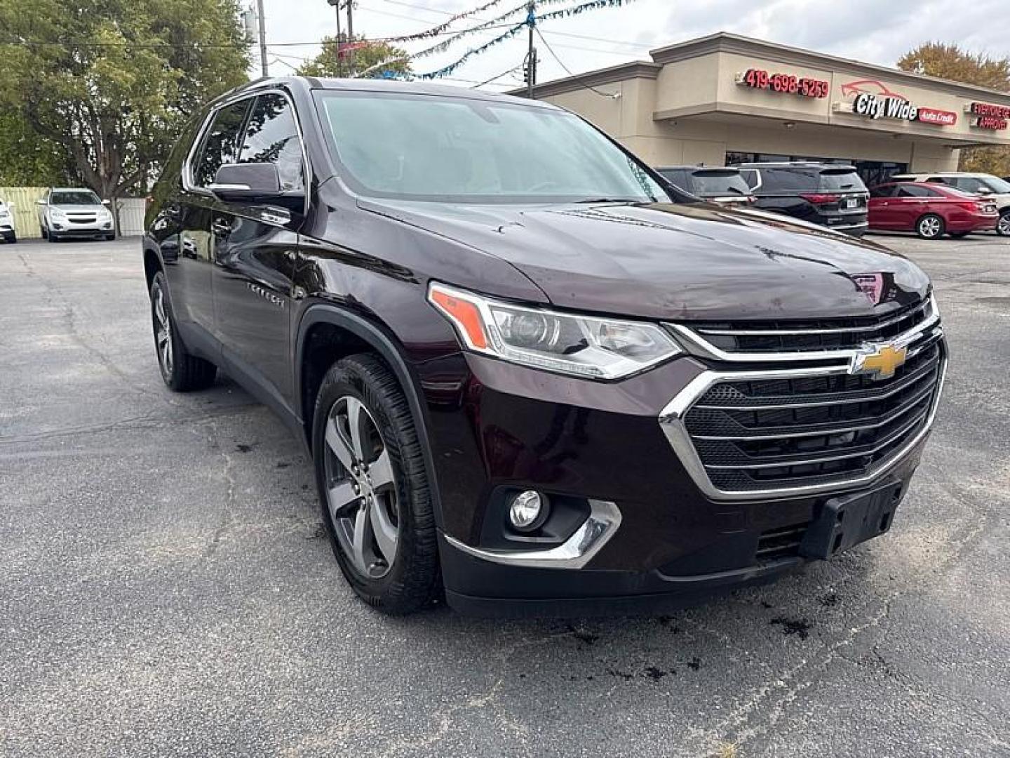 2020 RED /BLACK Chevrolet Traverse LT Leather FWD (1GNERHKW0LJ) with an 3.6L V6 DOHC 24V engine, 9A transmission, located at 3304 Woodville Road, Northwood, OH, 43619, (419) 210-8019, 41.612694, -83.480743 - Photo#6