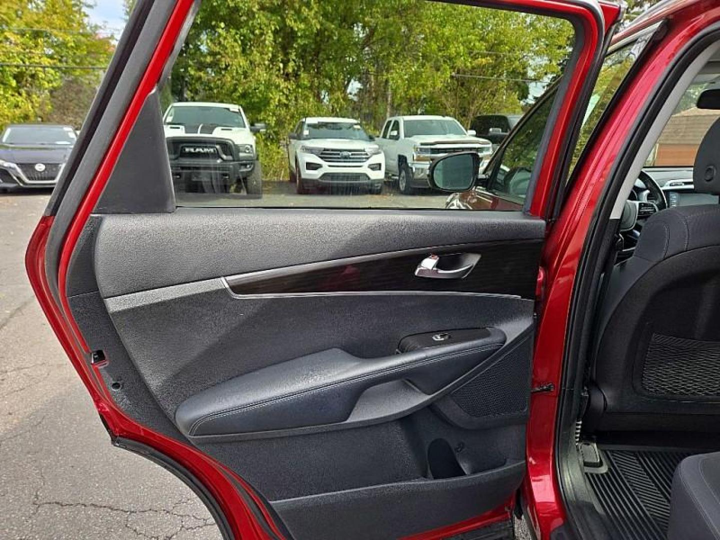 2019 RED /BLACK Kia Sorento LX AWD (5XYPGDA30KG) with an 2.4L L4 DOHC 16V engine, 6A transmission, located at 3304 Woodville Road, Northwood, OH, 43619, (419) 210-8019, 41.612694, -83.480743 - Photo#10