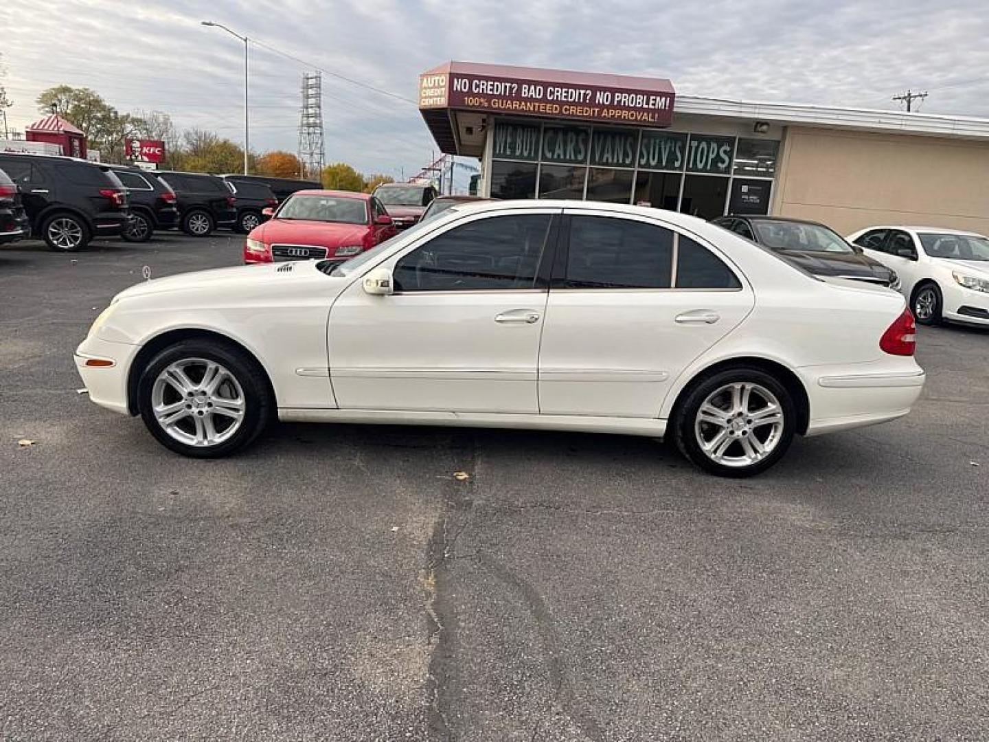 2005 WHITE Mercedes-Benz E-Class E500 (WDBUF70JX5A) with an 5.0L V8 SOHC 24V engine, Automatic transmission, located at 3304 Woodville Road, Northwood, OH, 43619, (419) 210-8019, 41.612694, -83.480743 - Photo#1