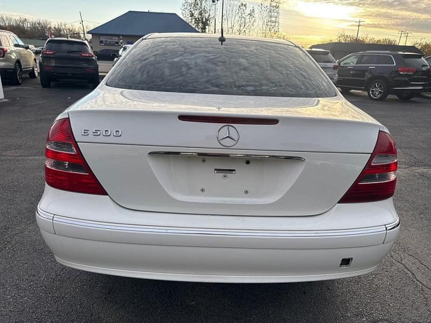 2005 WHITE Mercedes-Benz E-Class E500 (WDBUF70JX5A) with an 5.0L V8 SOHC 24V engine, Automatic transmission, located at 3304 Woodville Road, Northwood, OH, 43619, (419) 210-8019, 41.612694, -83.480743 - Photo#3