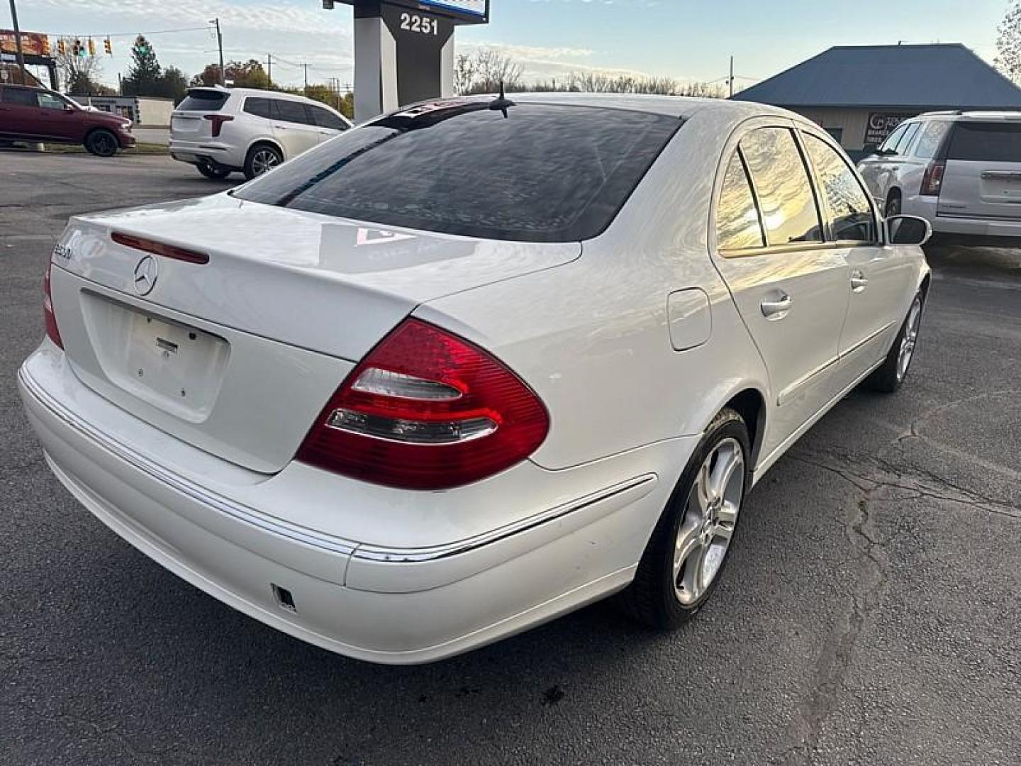 2005 WHITE Mercedes-Benz E-Class E500 (WDBUF70JX5A) with an 5.0L V8 SOHC 24V engine, Automatic transmission, located at 3304 Woodville Road, Northwood, OH, 43619, (419) 210-8019, 41.612694, -83.480743 - Photo#4