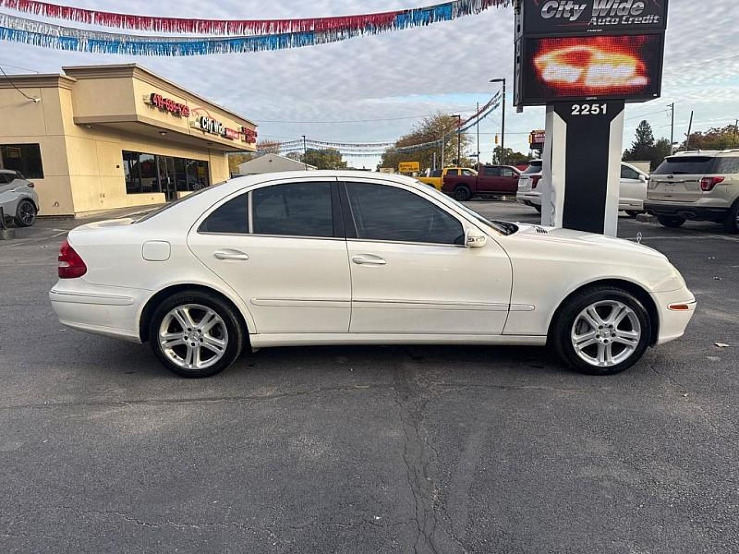 2005 WHITE Mercedes-Benz E-Class E500 (WDBUF70JX5A) with an 5.0L V8 SOHC 24V engine, Automatic transmission, located at 3304 Woodville Road, Northwood, OH, 43619, (419) 210-8019, 41.612694, -83.480743 - Photo#5