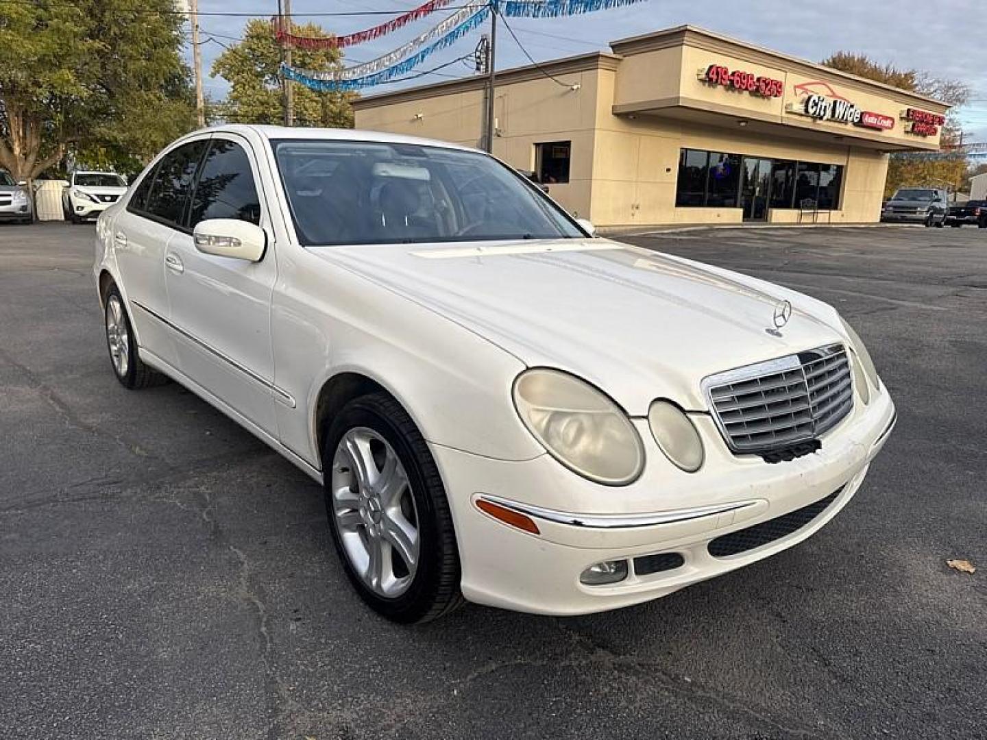 2005 WHITE Mercedes-Benz E-Class E500 (WDBUF70JX5A) with an 5.0L V8 SOHC 24V engine, Automatic transmission, located at 3304 Woodville Road, Northwood, OH, 43619, (419) 210-8019, 41.612694, -83.480743 - Photo#6