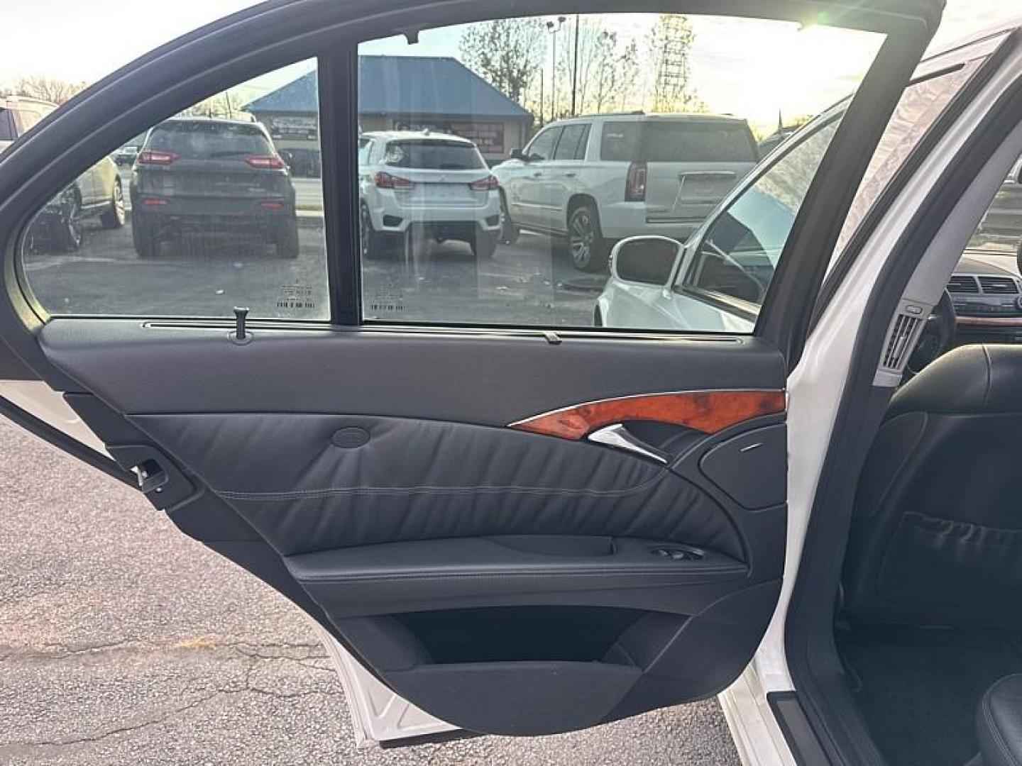 2005 WHITE Mercedes-Benz E-Class E500 (WDBUF70JX5A) with an 5.0L V8 SOHC 24V engine, Automatic transmission, located at 3304 Woodville Road, Northwood, OH, 43619, (419) 210-8019, 41.612694, -83.480743 - Photo#10