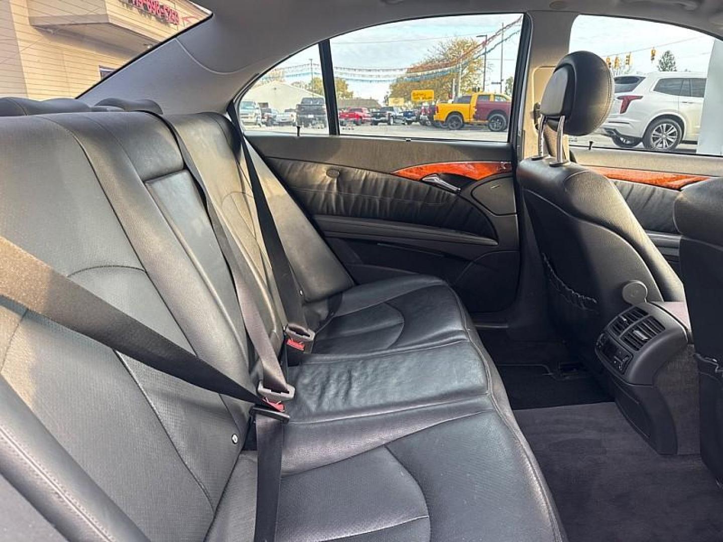 2005 WHITE Mercedes-Benz E-Class E500 (WDBUF70JX5A) with an 5.0L V8 SOHC 24V engine, Automatic transmission, located at 3304 Woodville Road, Northwood, OH, 43619, (419) 210-8019, 41.612694, -83.480743 - Photo#14