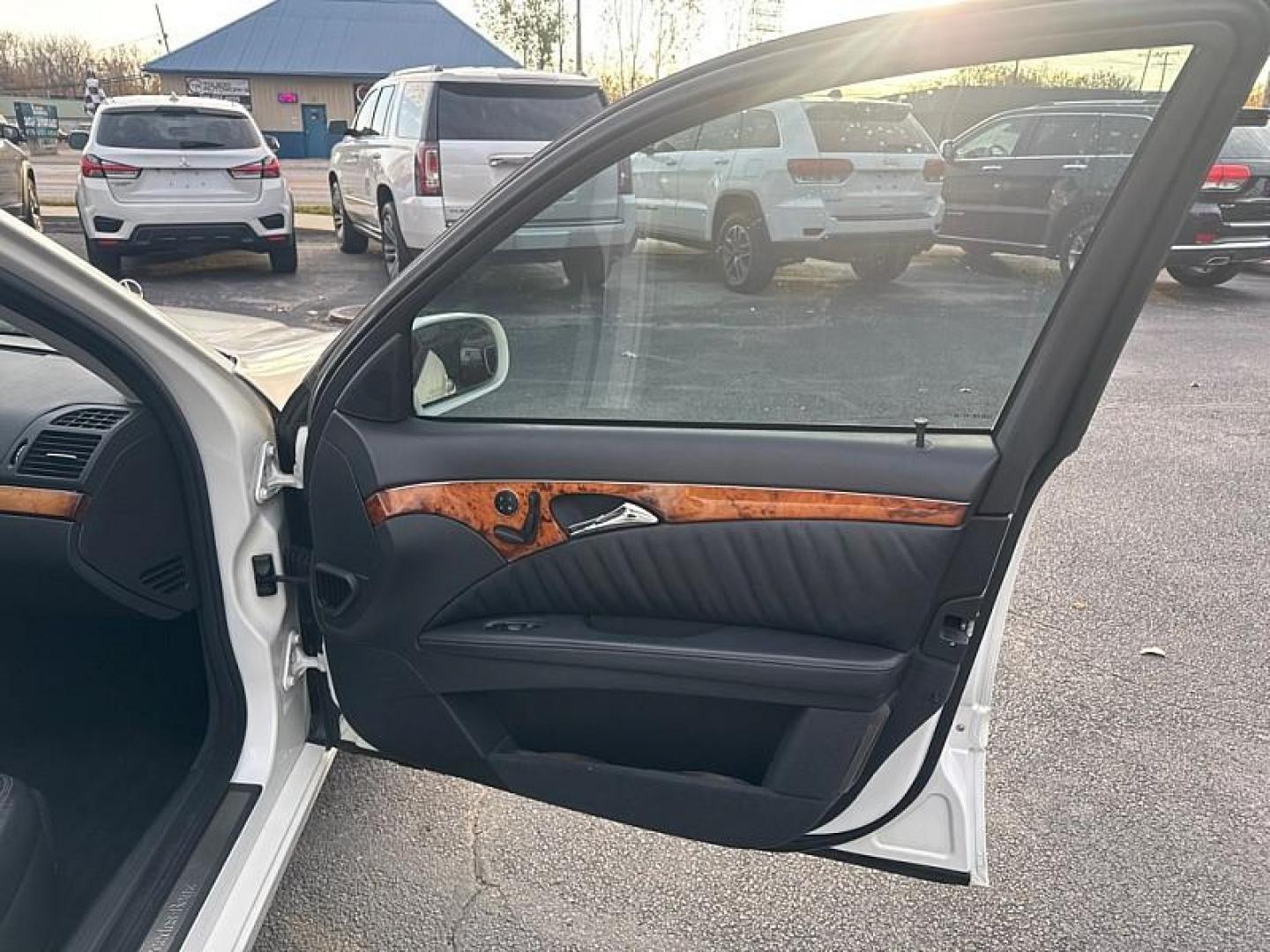 2005 WHITE Mercedes-Benz E-Class E500 (WDBUF70JX5A) with an 5.0L V8 SOHC 24V engine, Automatic transmission, located at 3304 Woodville Road, Northwood, OH, 43619, (419) 210-8019, 41.612694, -83.480743 - Photo#15