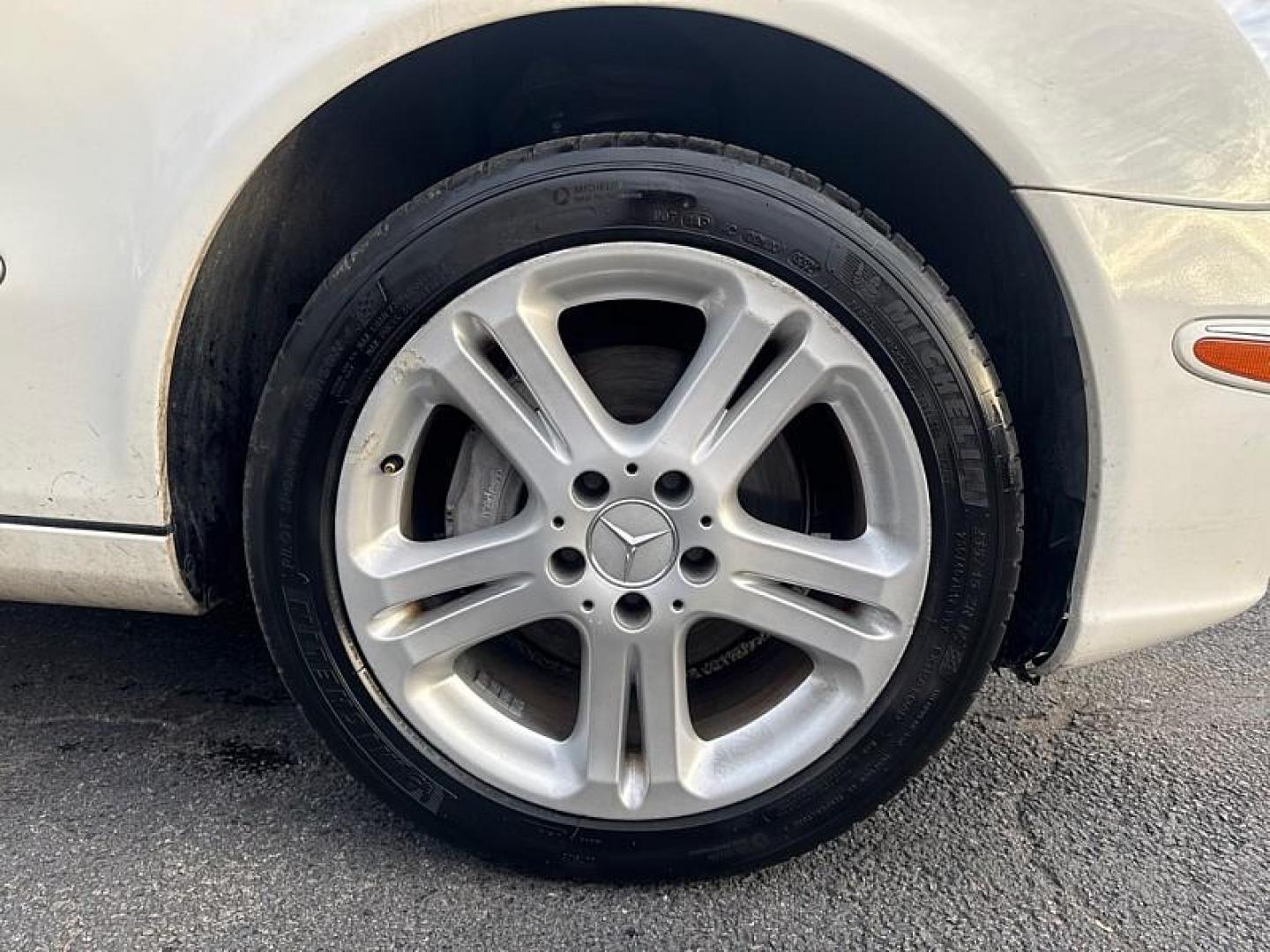 2005 WHITE Mercedes-Benz E-Class E500 (WDBUF70JX5A) with an 5.0L V8 SOHC 24V engine, Automatic transmission, located at 3304 Woodville Road, Northwood, OH, 43619, (419) 210-8019, 41.612694, -83.480743 - Photo#17