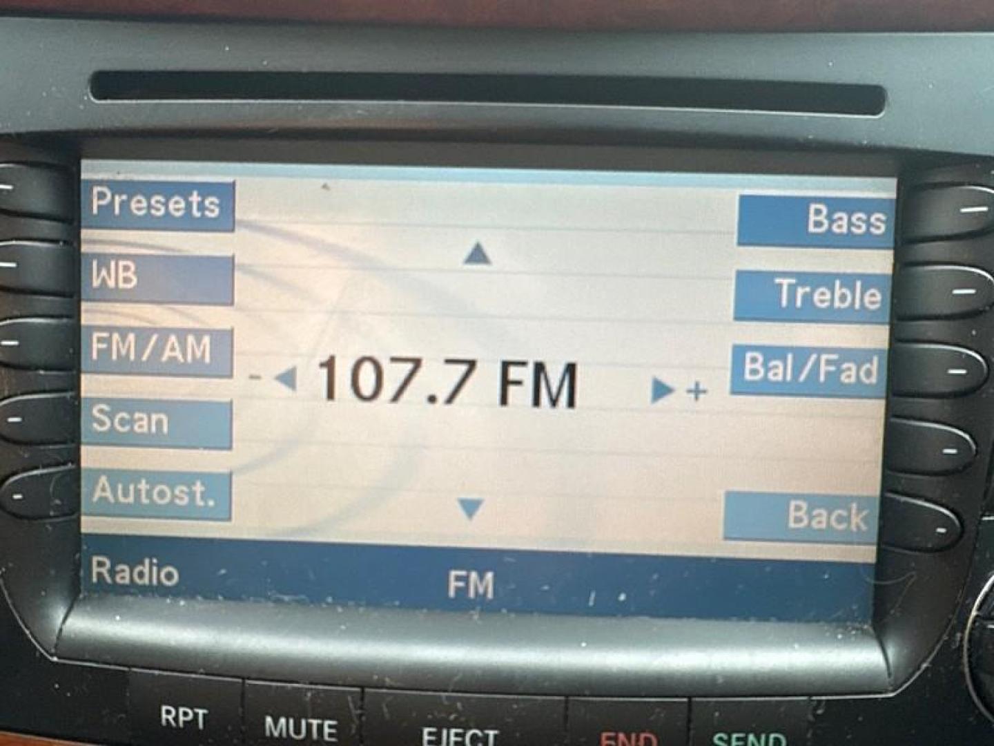 2005 WHITE Mercedes-Benz E-Class E500 (WDBUF70JX5A) with an 5.0L V8 SOHC 24V engine, Automatic transmission, located at 3304 Woodville Road, Northwood, OH, 43619, (419) 210-8019, 41.612694, -83.480743 - Photo#20