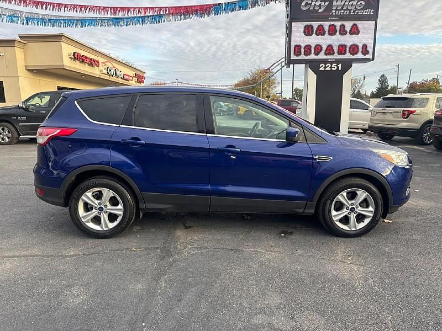 2016 BLUE /GRAY Ford Escape SE 4WD (1FMCU9GX0GU) with an 1.6L L4 DOHC 16V engine, 6-Speed Automatic transmission, located at 3304 Woodville Road, Northwood, OH, 43619, (419) 210-8019, 41.612694, -83.480743 - Your #1 Destination for Auto Loans and mdash;No Matter Your Credit!At our dealership, we believe everyone deserves the opportunity to drive their dream car and mdash;whether you have good credit, bad credit, or no credit at all. With a wide selection of hundreds of cars, trucks, and SUVs, you'll fin - Photo#5