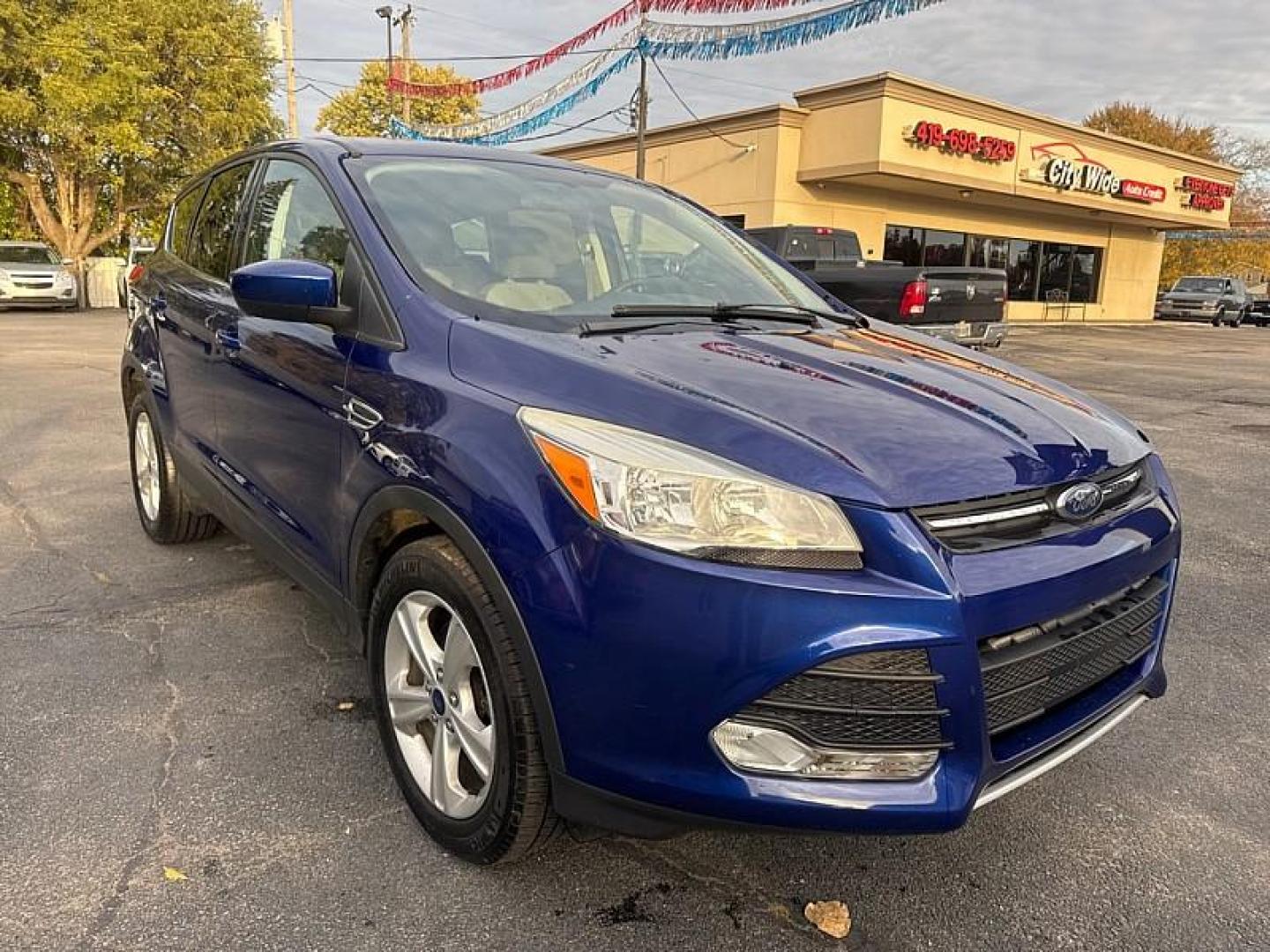 2016 BLUE /GRAY Ford Escape SE 4WD (1FMCU9GX0GU) with an 1.6L L4 DOHC 16V engine, 6-Speed Automatic transmission, located at 3304 Woodville Road, Northwood, OH, 43619, (419) 210-8019, 41.612694, -83.480743 - Your #1 Destination for Auto Loans and mdash;No Matter Your Credit!At our dealership, we believe everyone deserves the opportunity to drive their dream car and mdash;whether you have good credit, bad credit, or no credit at all. With a wide selection of hundreds of cars, trucks, and SUVs, you'll fin - Photo#6